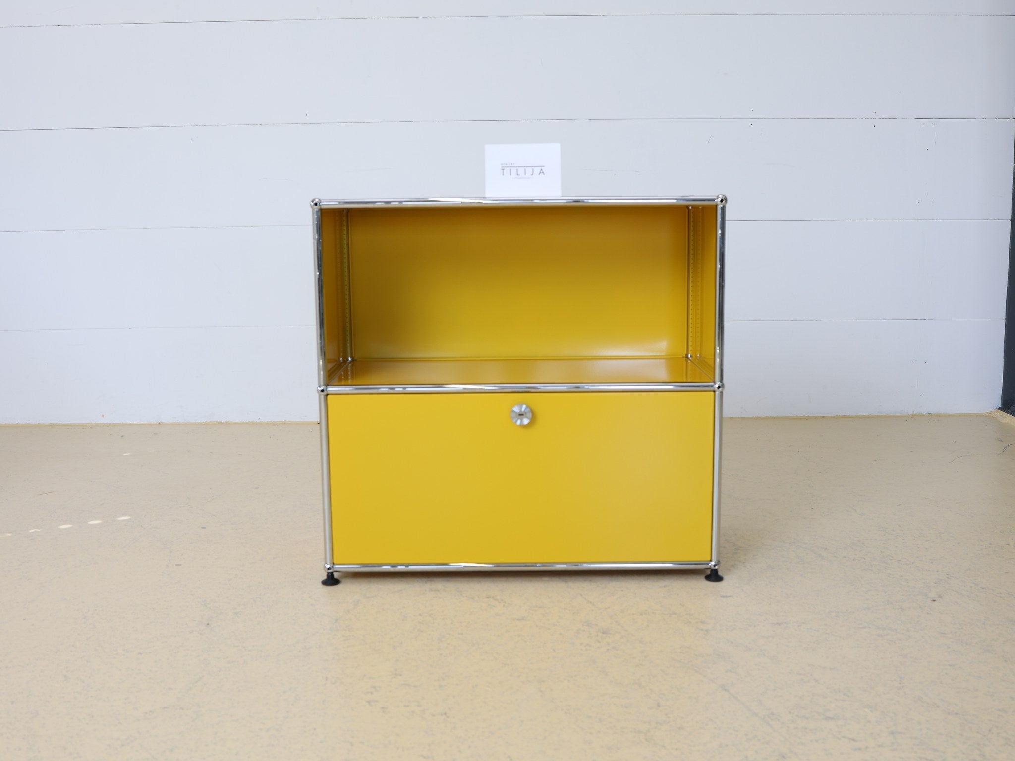 USM Haller Sideboard Goldgelb Rückansicht Stahlkonstruktion