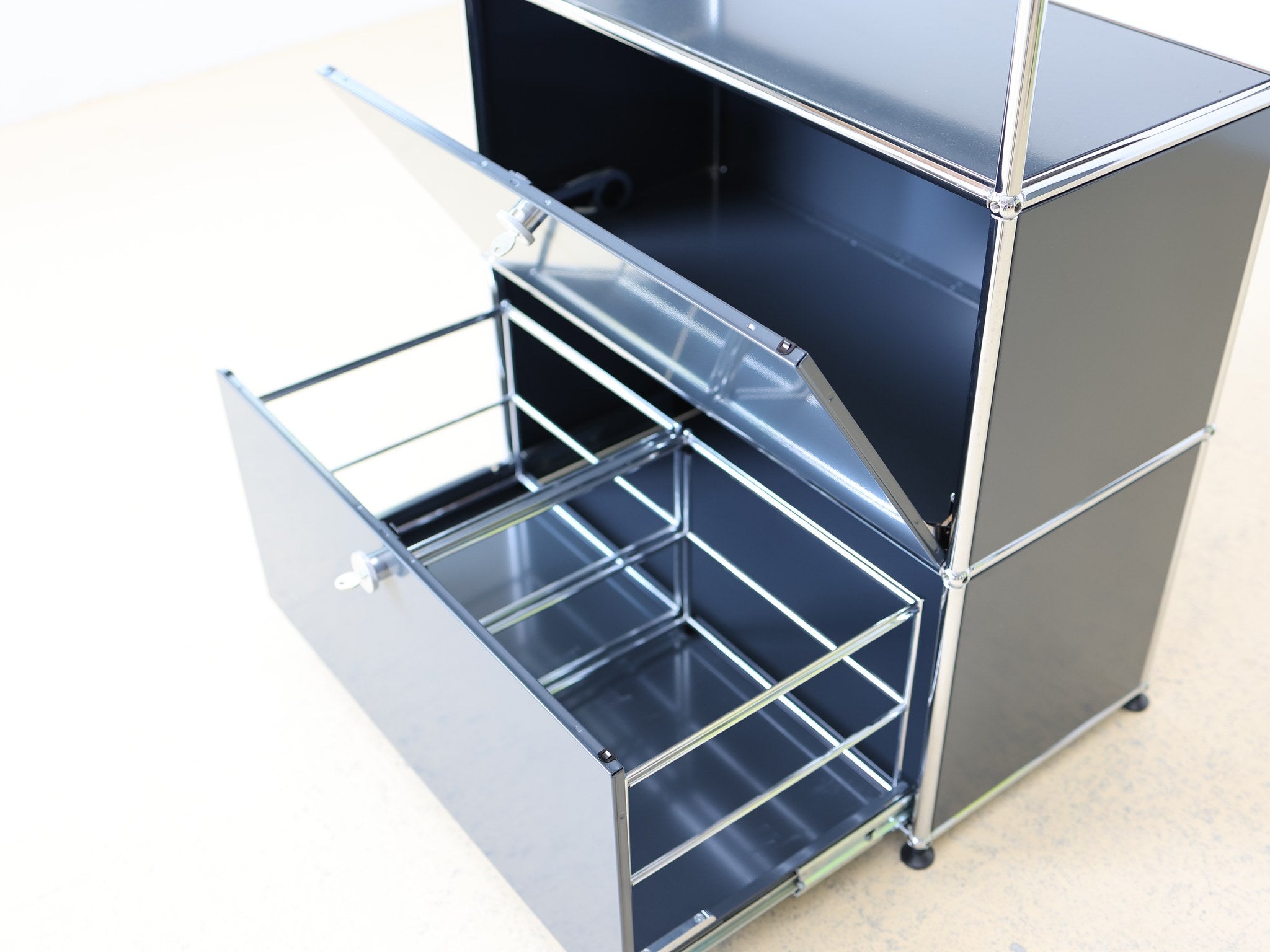 USM Haller Sideboard in Anthrazitgrau seitliche Ansicht mit verchromten Kugelverbindungen