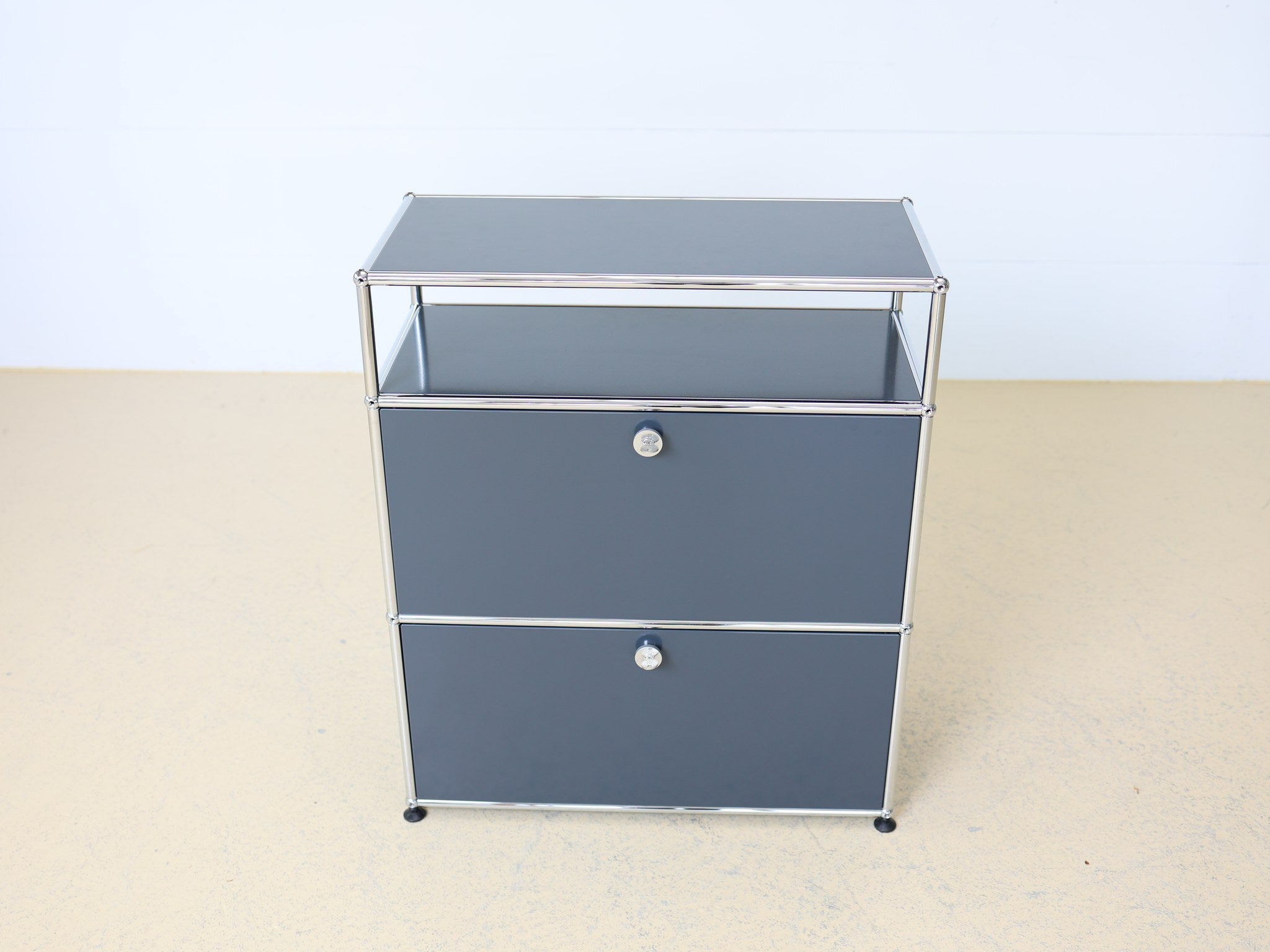 USM Haller Sideboard Anthrazitgrau oberes offenes Fach Detailansicht