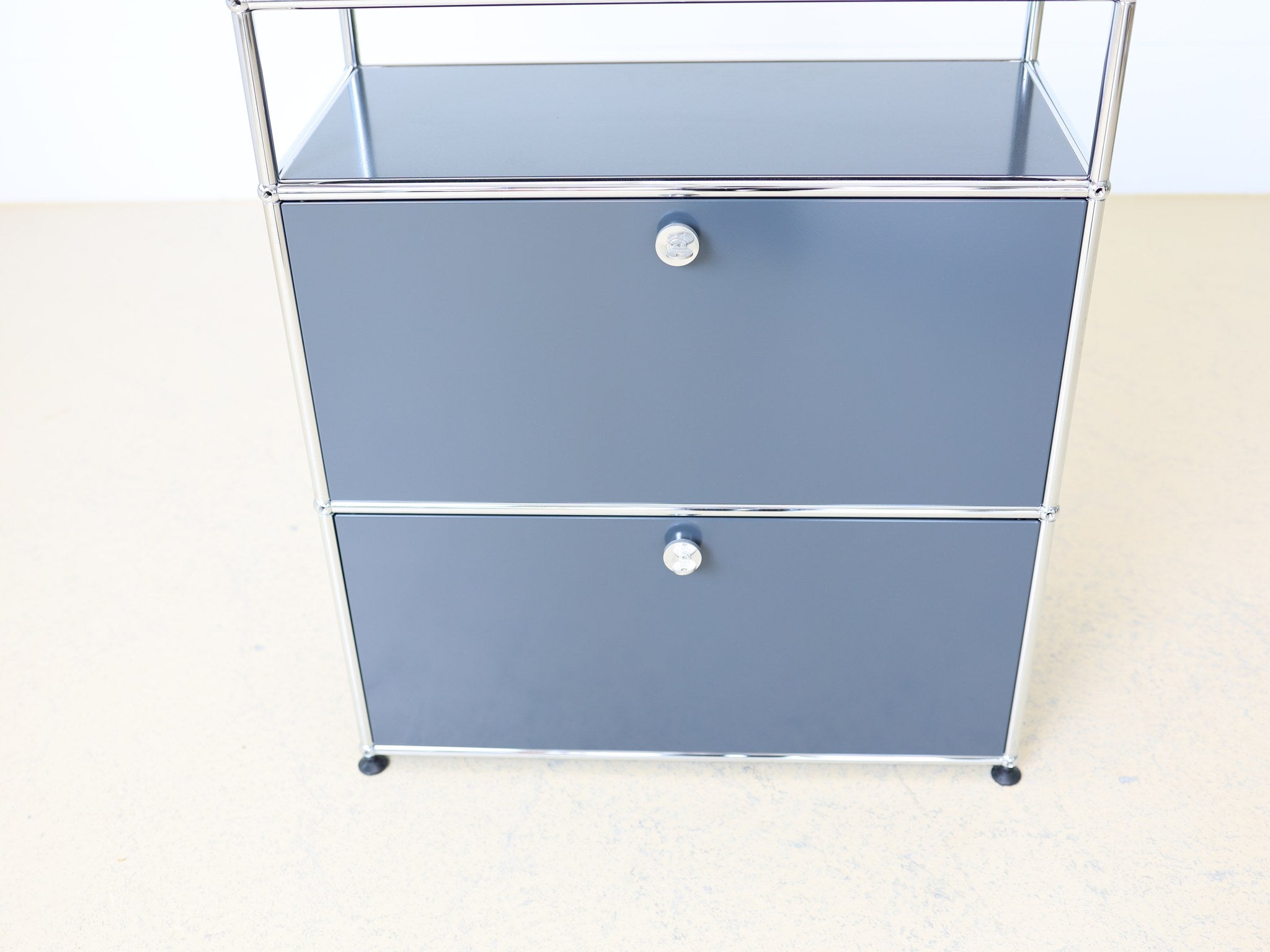Gesamtansicht USM Haller Sideboard Anthrazitgrau bei atelier TILIJA
