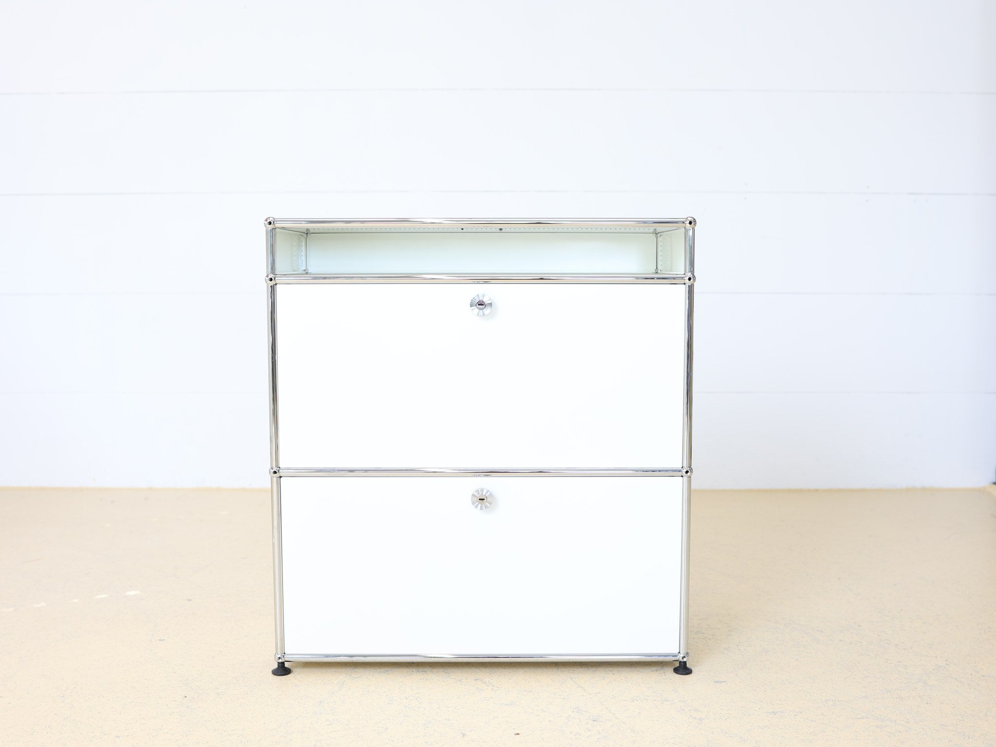 USM Haller Sideboard Reinweiss 1x3 mit Klapptüren und Glastablar von vorne