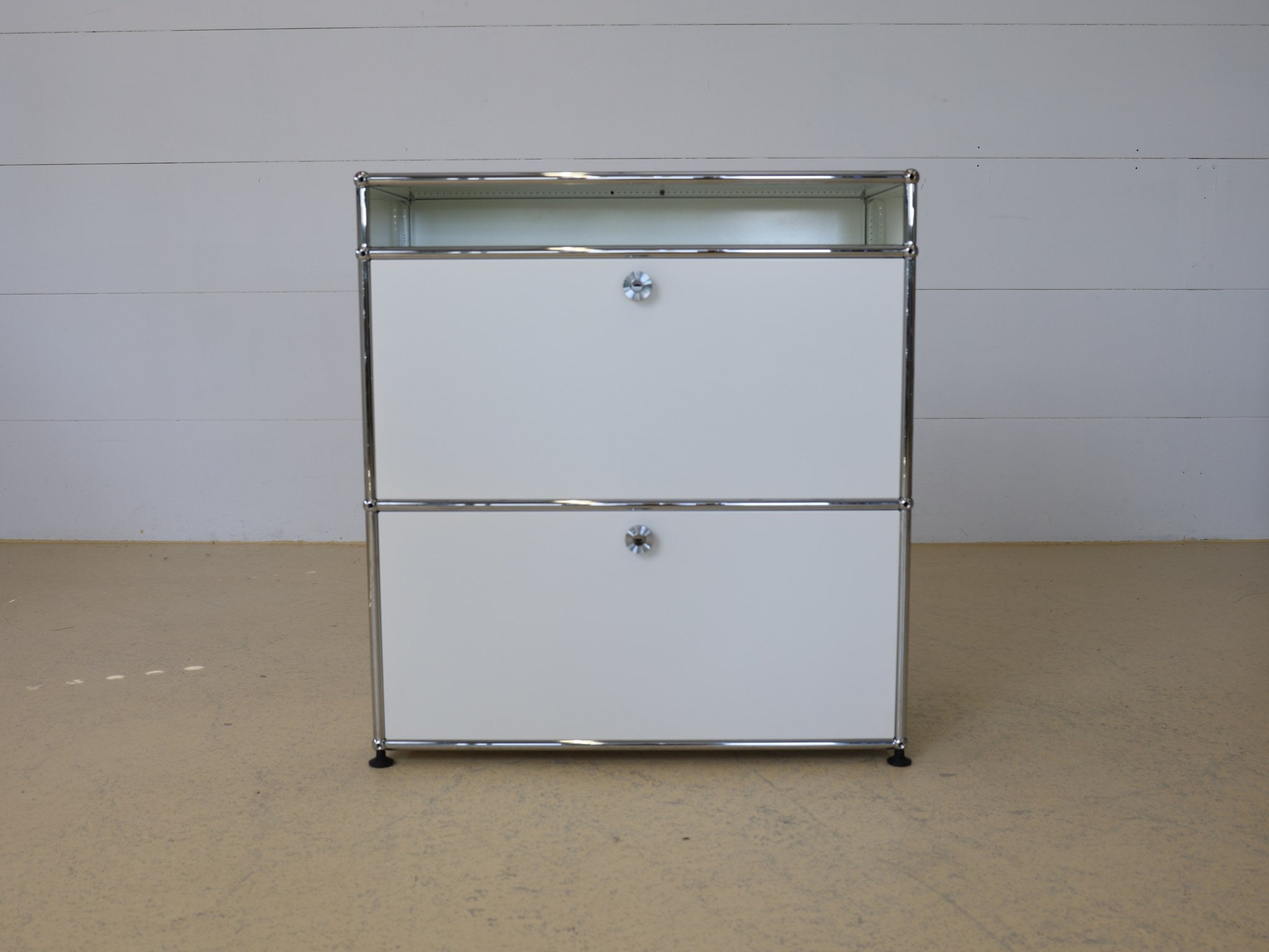 USM Haller Sideboard weiss Detailansicht der verchromten Kugelverbinder