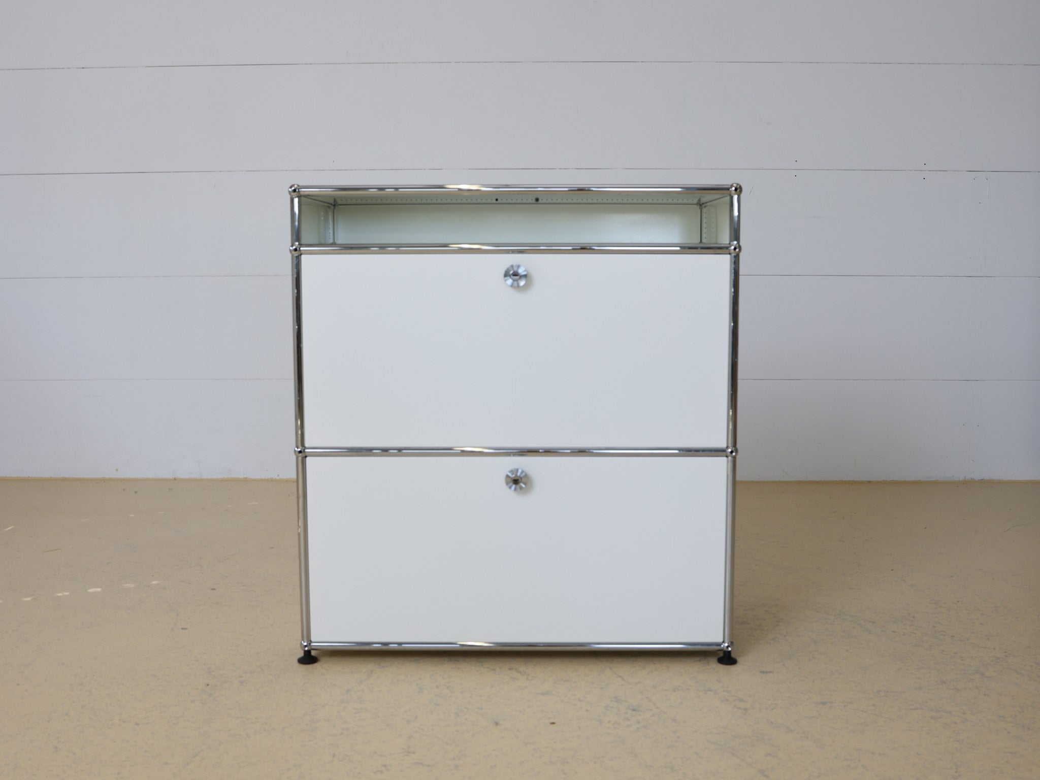 USM Haller Sideboard Reinweiss seitliche Ansicht mit Chromgestell
