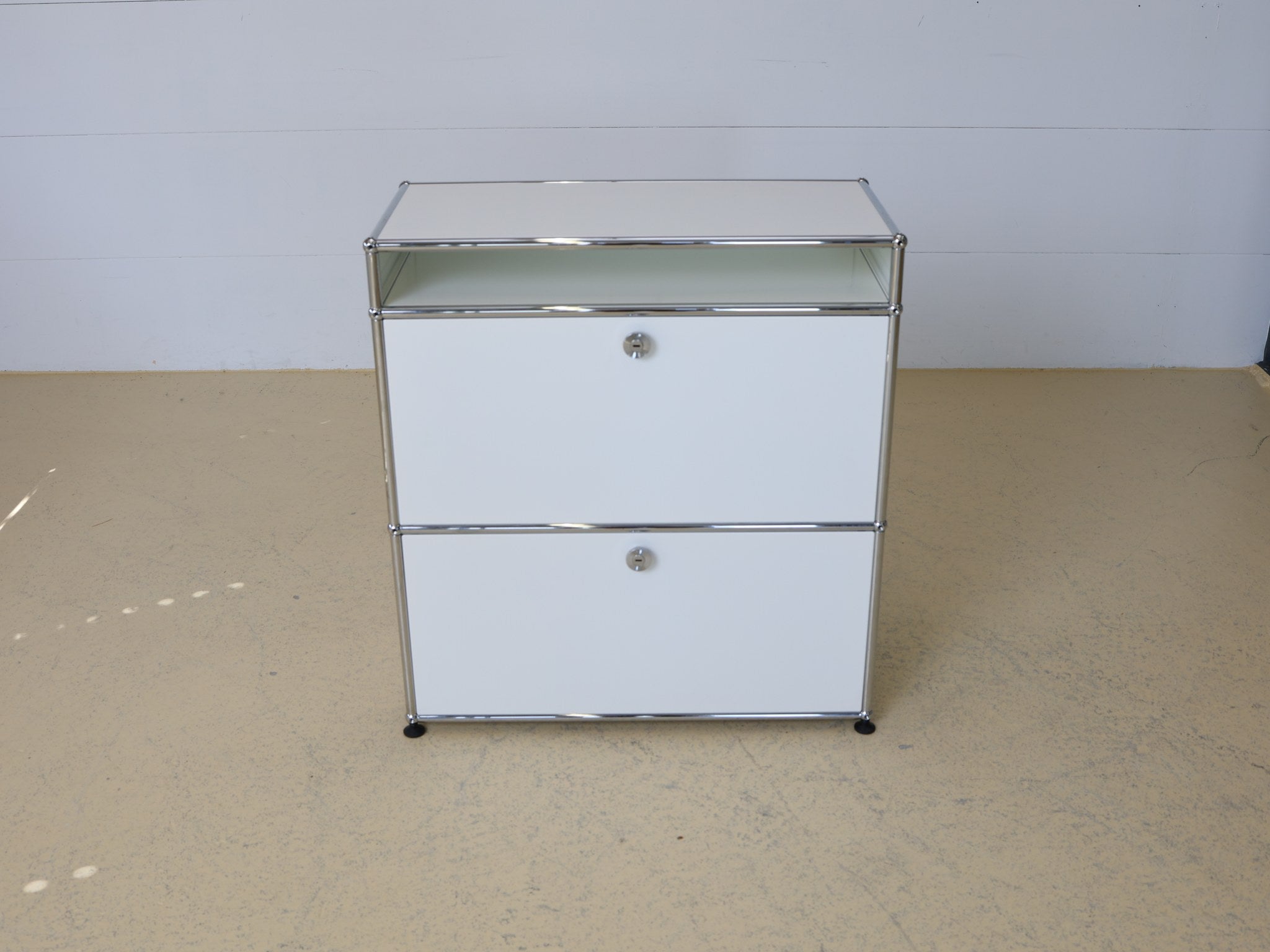 USM Haller Sideboard weiss offenes Fach mit Glastablar von oben