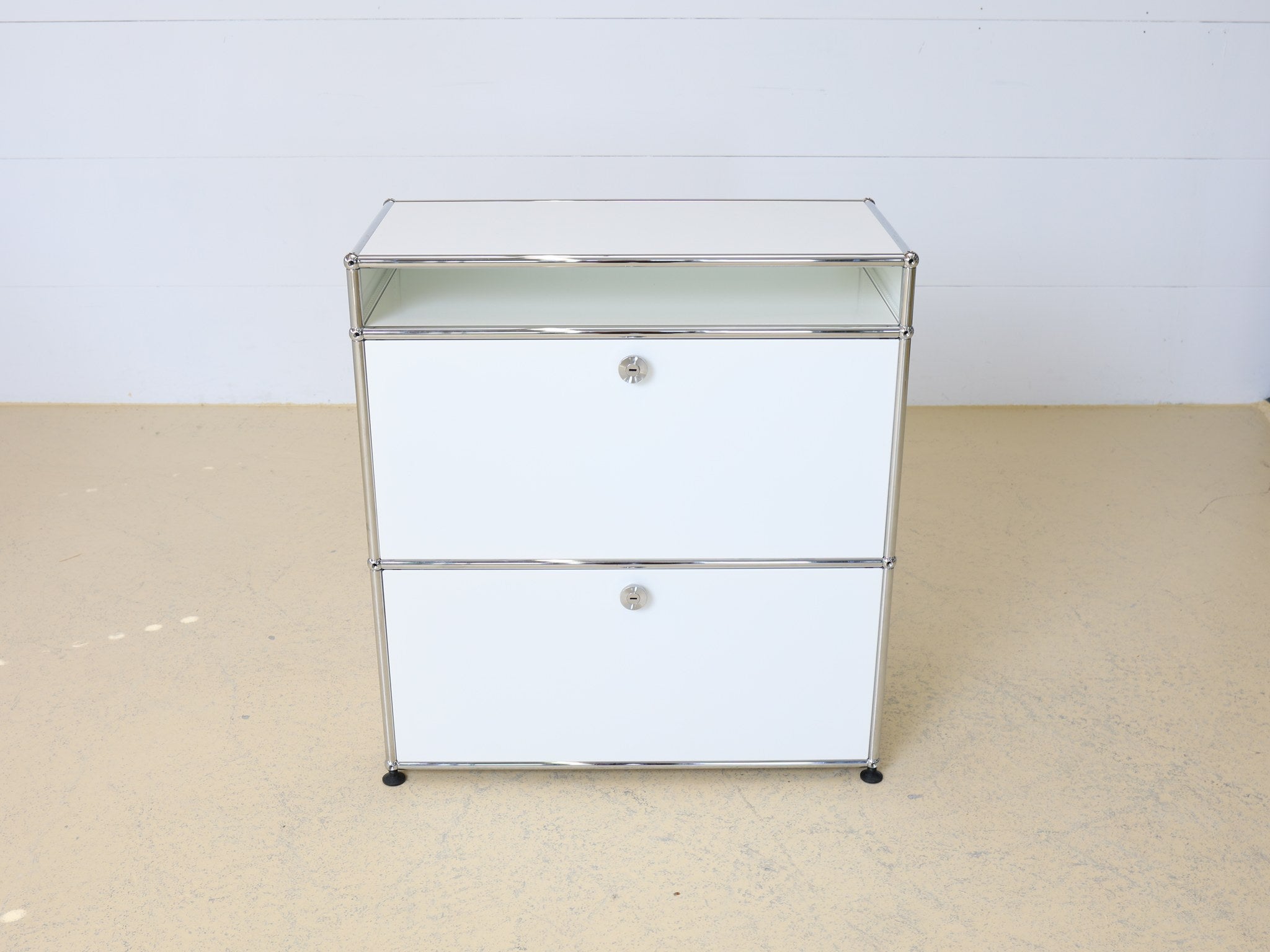 USM Haller Sideboard weiss Gesamtansicht schräg von vorne