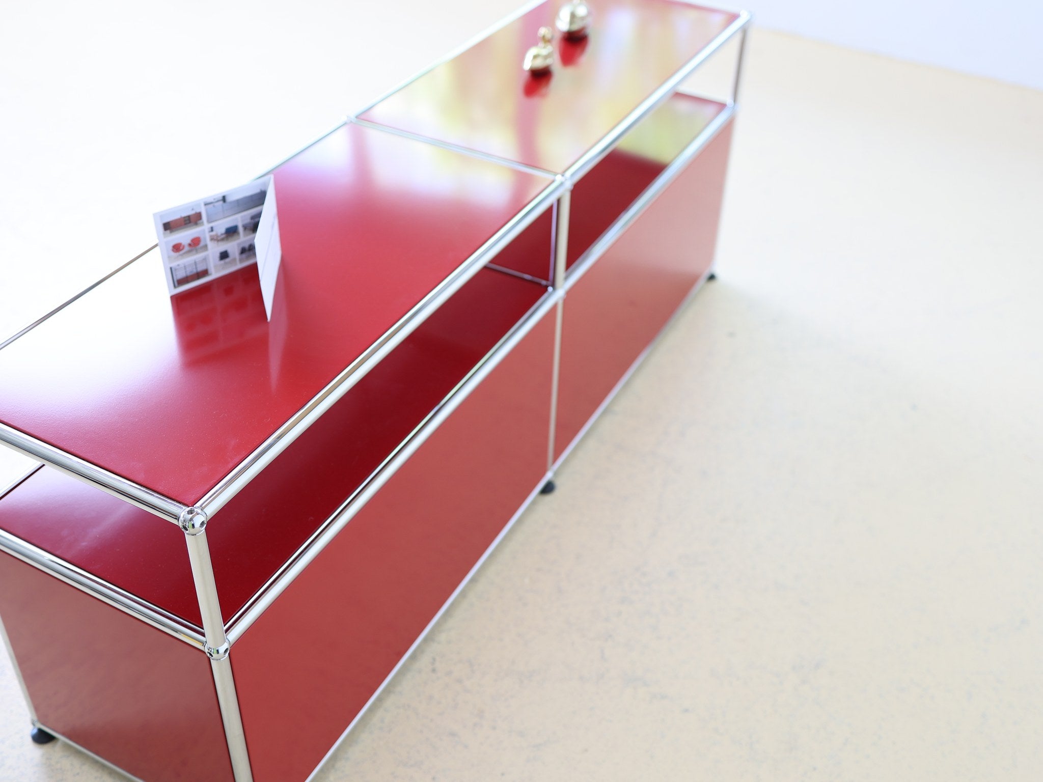 USM Haller Sideboard in Rubinrot bei atelier TILIJA, Gesamtansicht