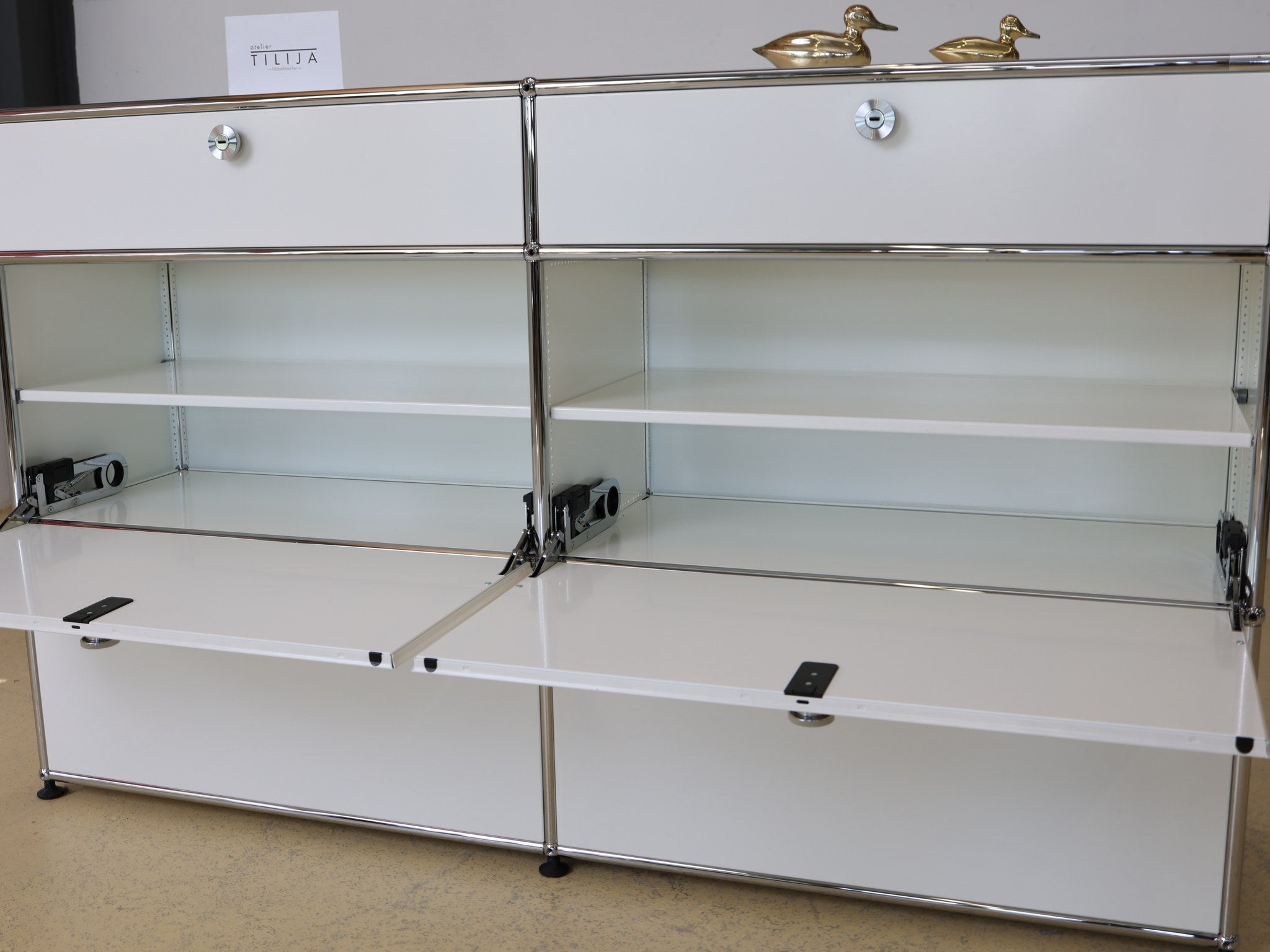 USM Haller Sideboard Reinweiss 2x3 Frontansicht mit Schubladen und Klappen