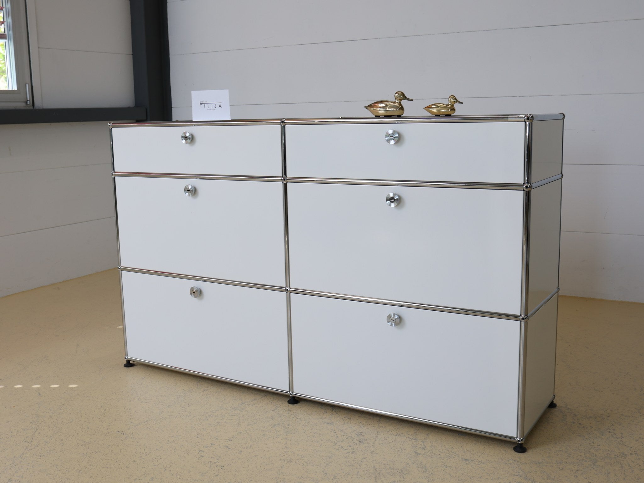 USM Haller Sideboard Occasion Detailansicht Schubladengriffe rund verchromt