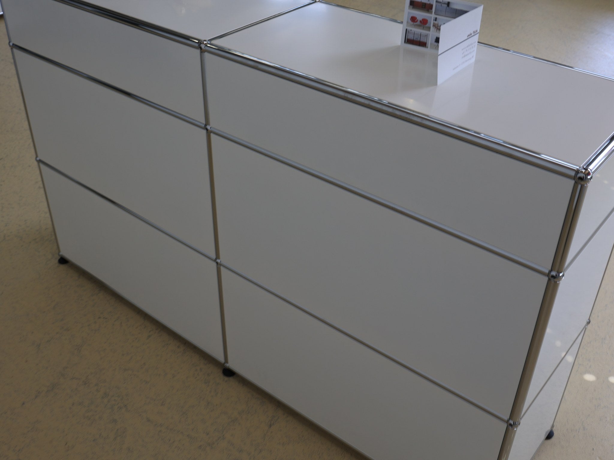 USM Haller Sideboard weiss Rückansicht mit verchromtem Stahlgestell