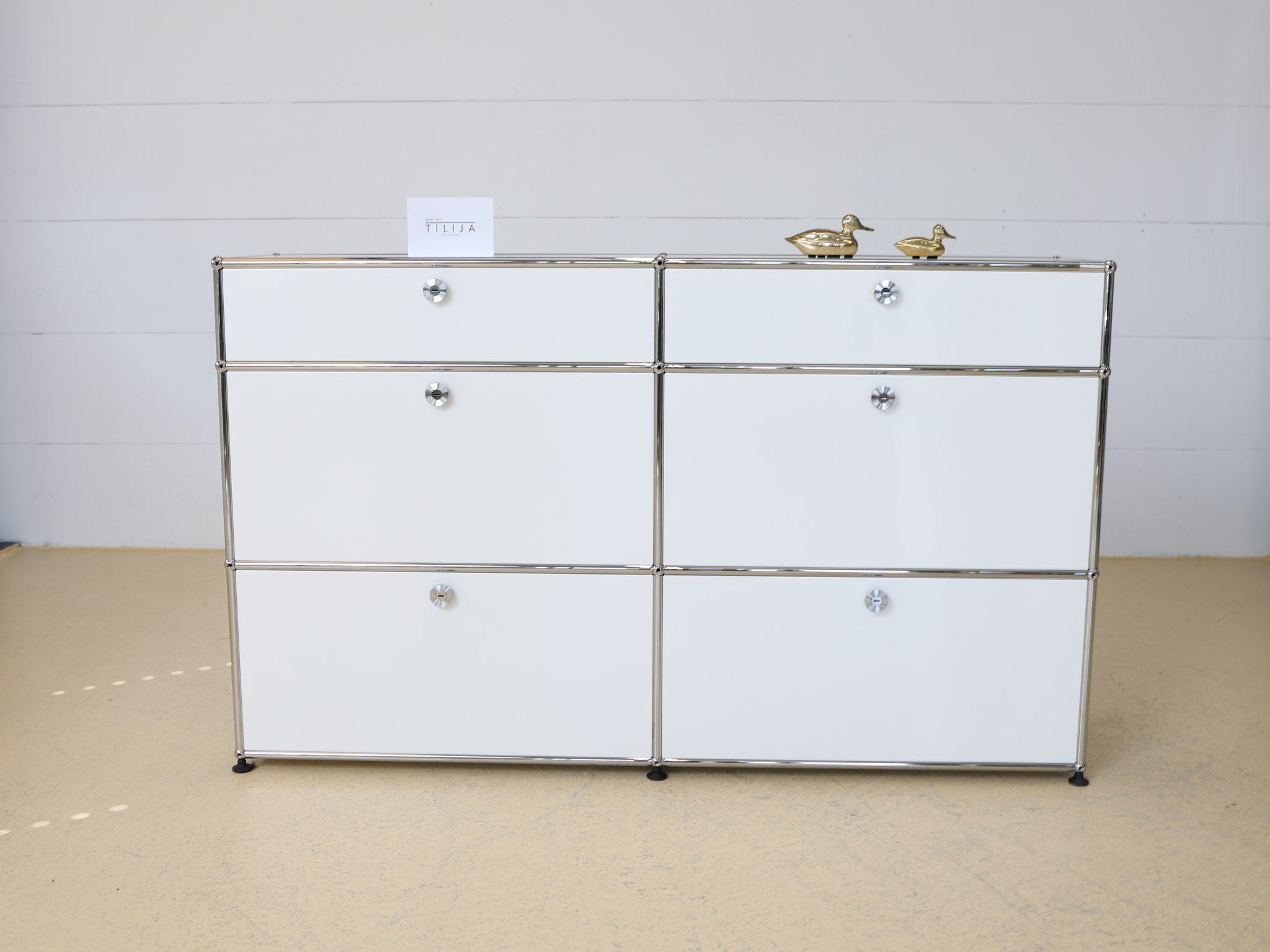 USM Haller Sideboard Reinweiss Detailansicht Klappenfront