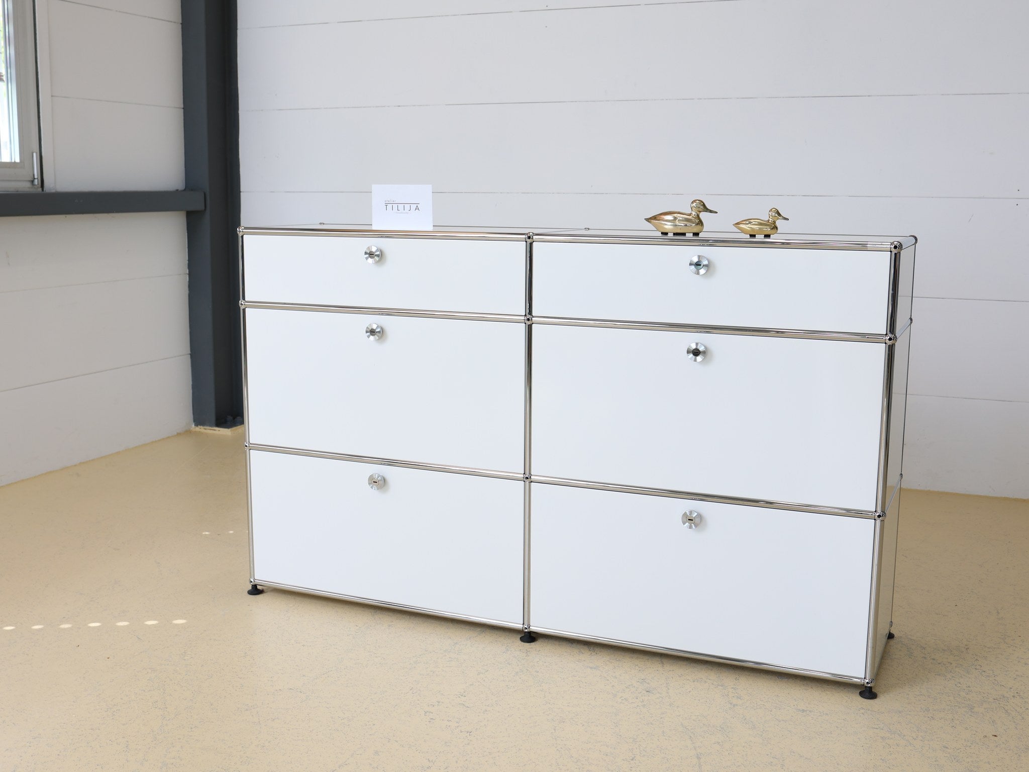 USM Haller Sideboard 2x3 geöffnete Klappe mit Einlegeboden