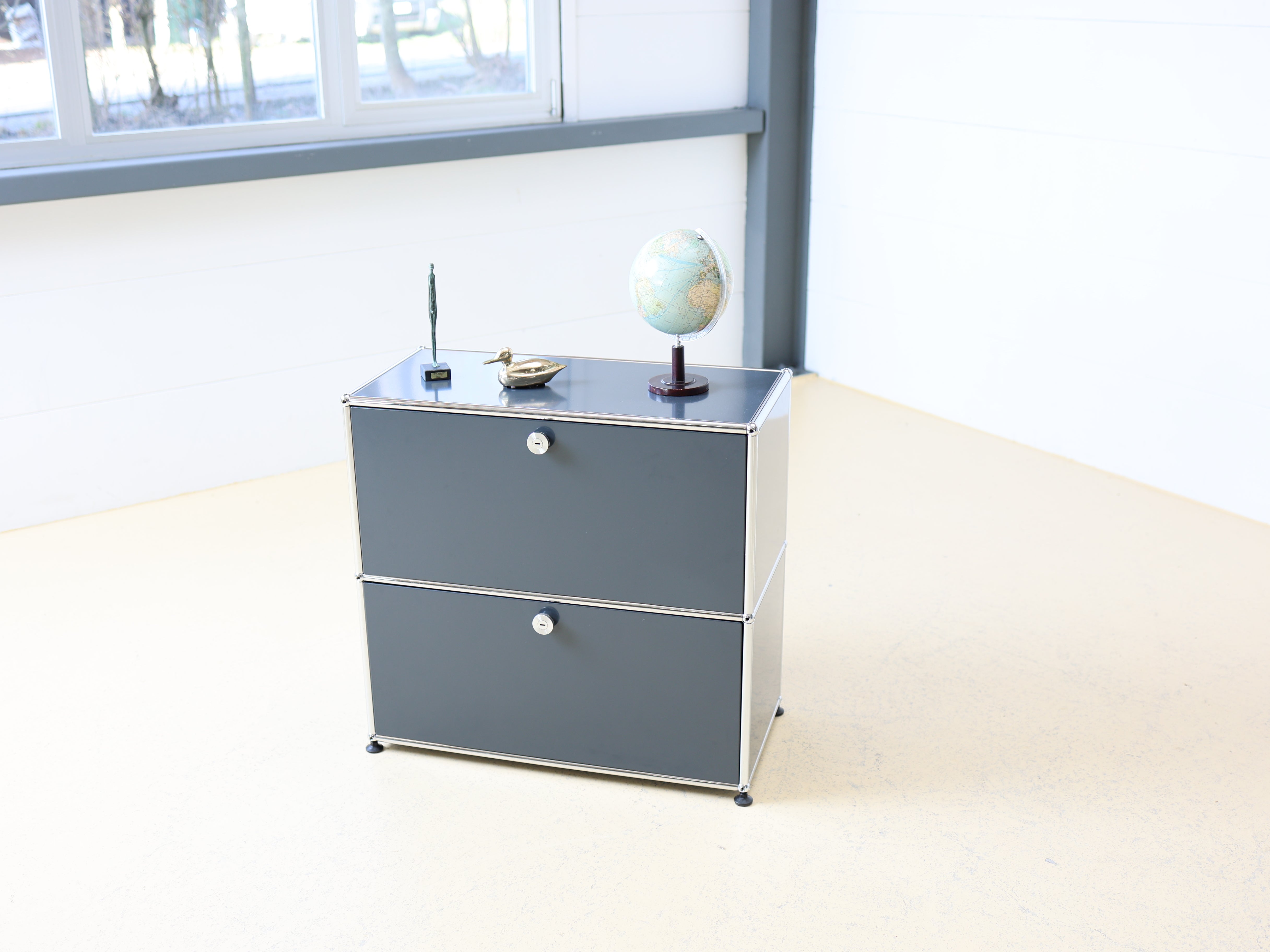USM Haller Sideboard Occasion in Anthrazitgrau mit zwei Fächern - eine Schublade, eine Klapptüren. Modularer Schweizer Designklassiker im gepflegten Vintage-Zustand bei atelier TILIJA.