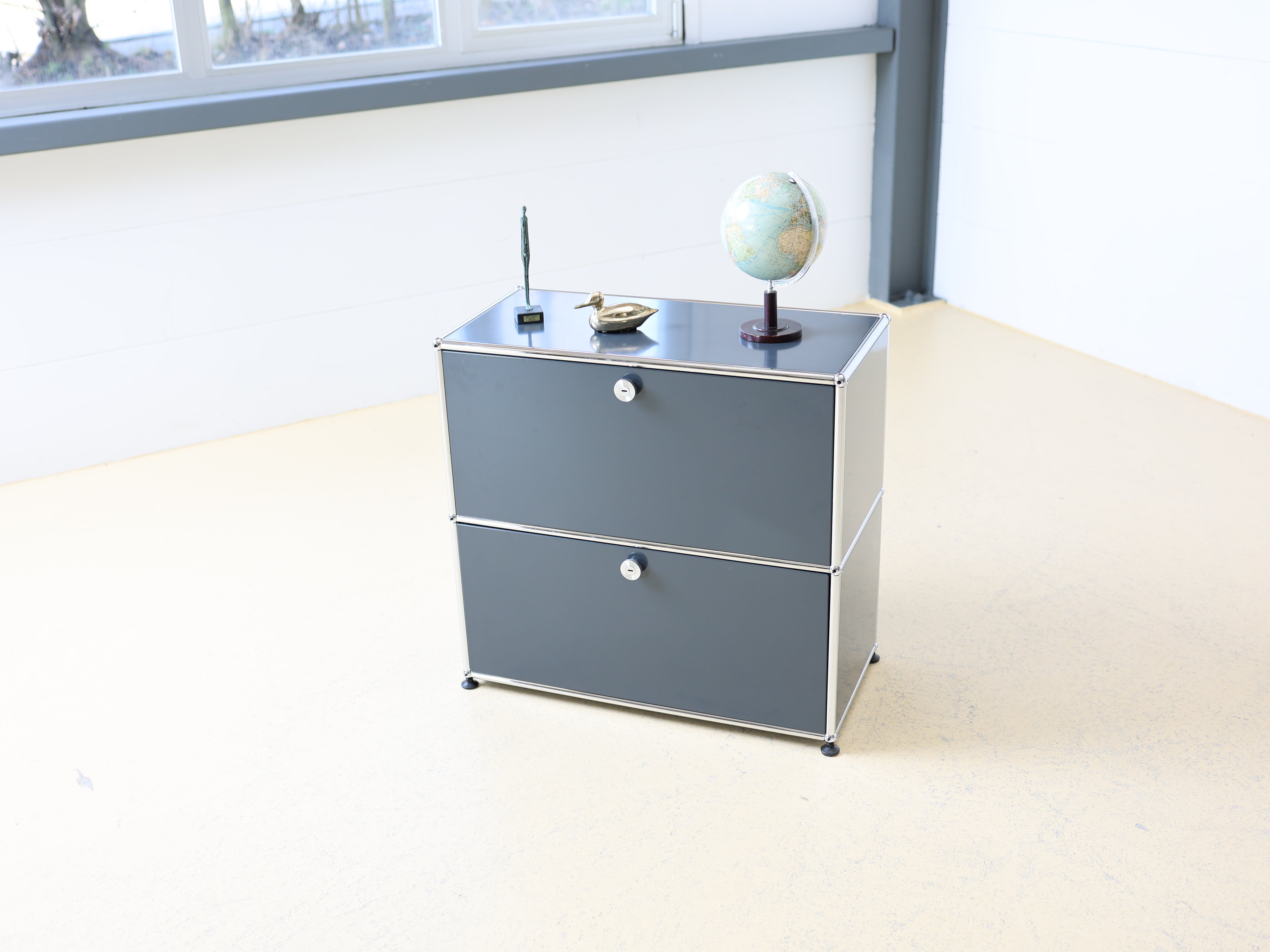 USM Haller Sideboard Occasion in Anthrazitgrau mit zwei Fächern - eine Schublade, eine Klapptüren. Modularer Schweizer Designklassiker im gepflegten Vintage-Zustand bei atelier TILIJA.