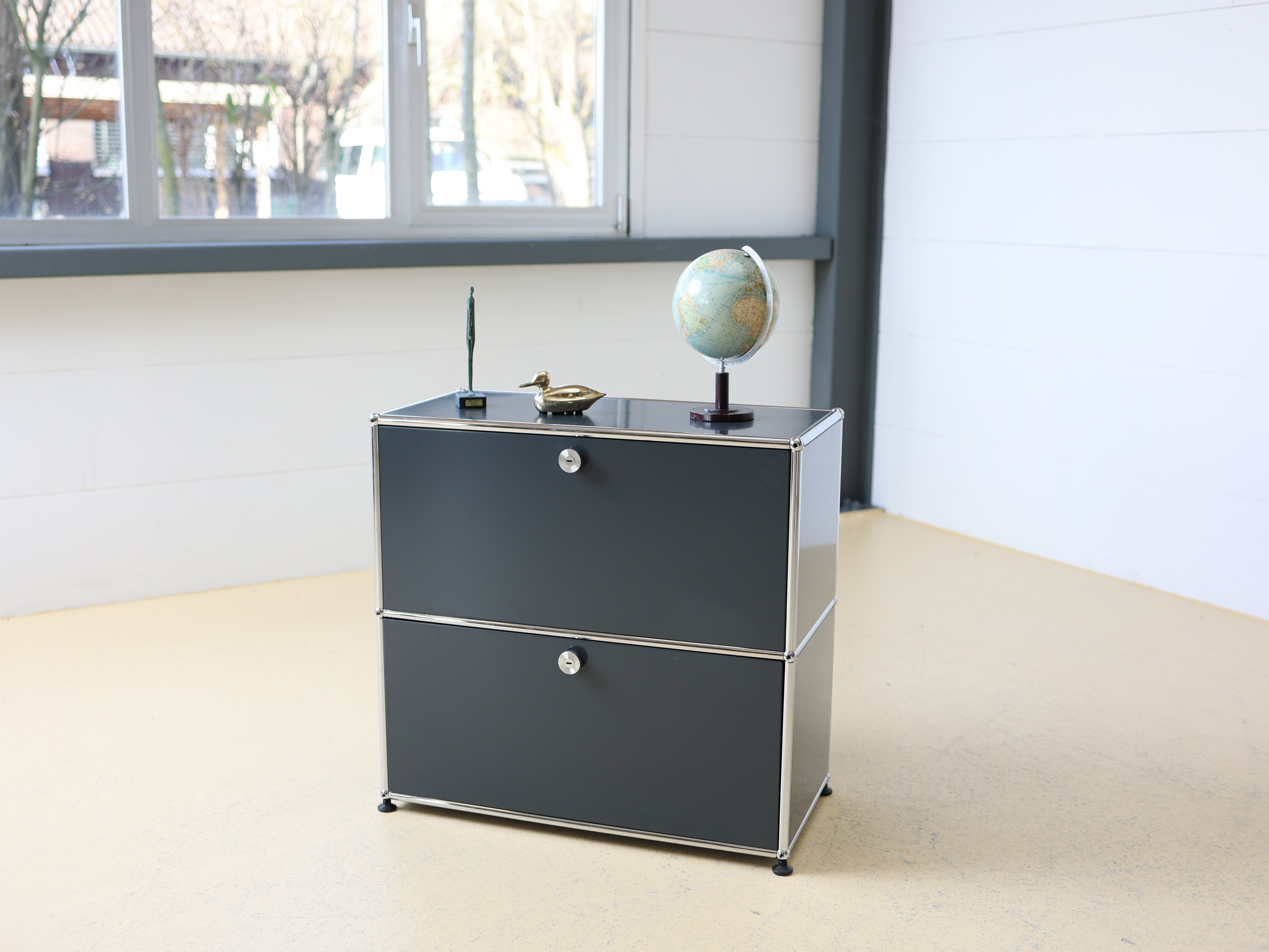 USM Haller Sideboard Occasion in Anthrazitgrau mit zwei Fächern - eine Schublade, eine Klapptüren. Modularer Schweizer Designklassiker im gepflegten Vintage-Zustand bei atelier TILIJA.