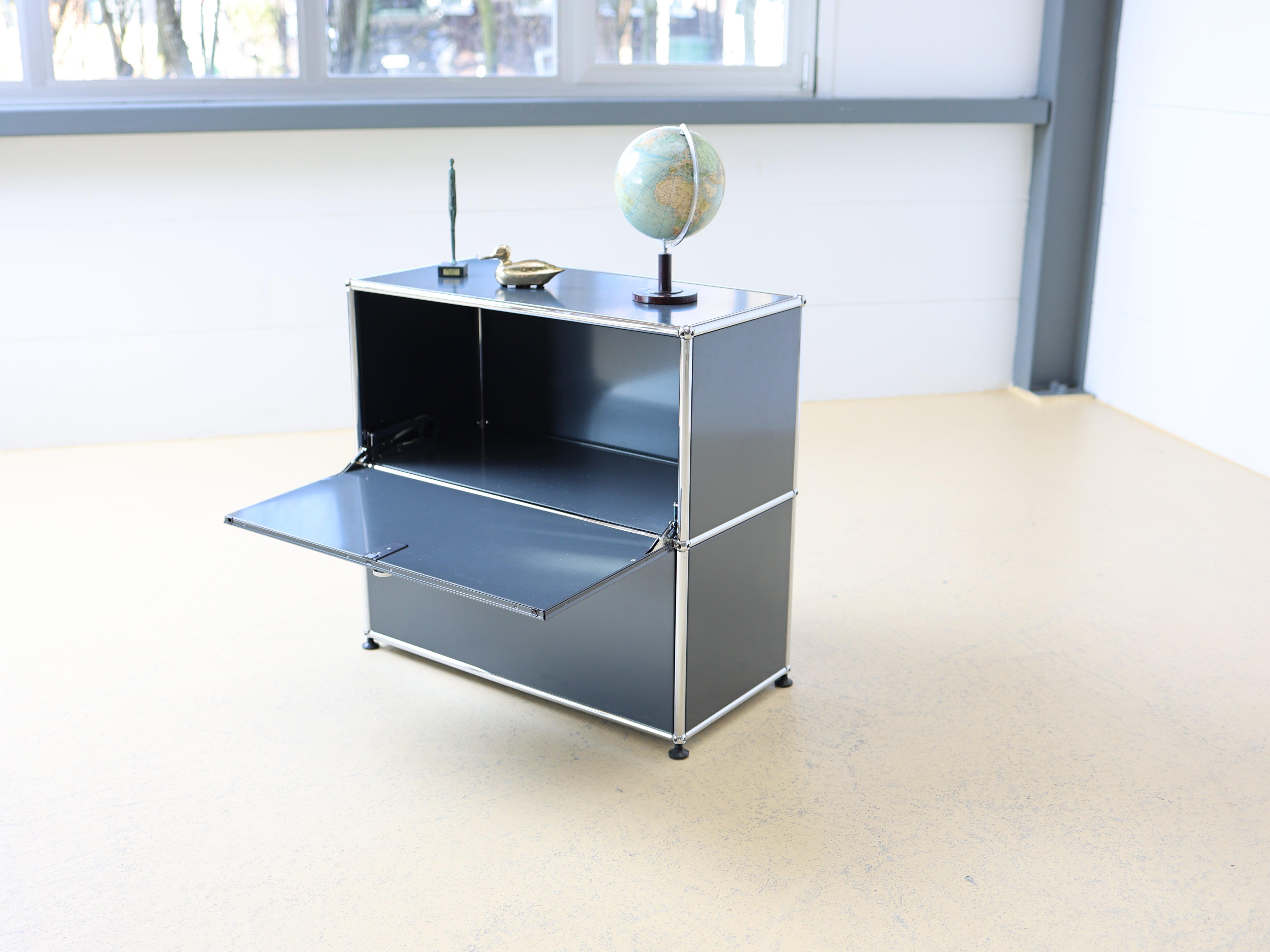 USM Haller Sideboard Occasion in Anthrazitgrau mit zwei Fächern - eine Schublade, eine Klapptüren. Modularer Schweizer Designklassiker im gepflegten Vintage-Zustand bei atelier TILIJA.