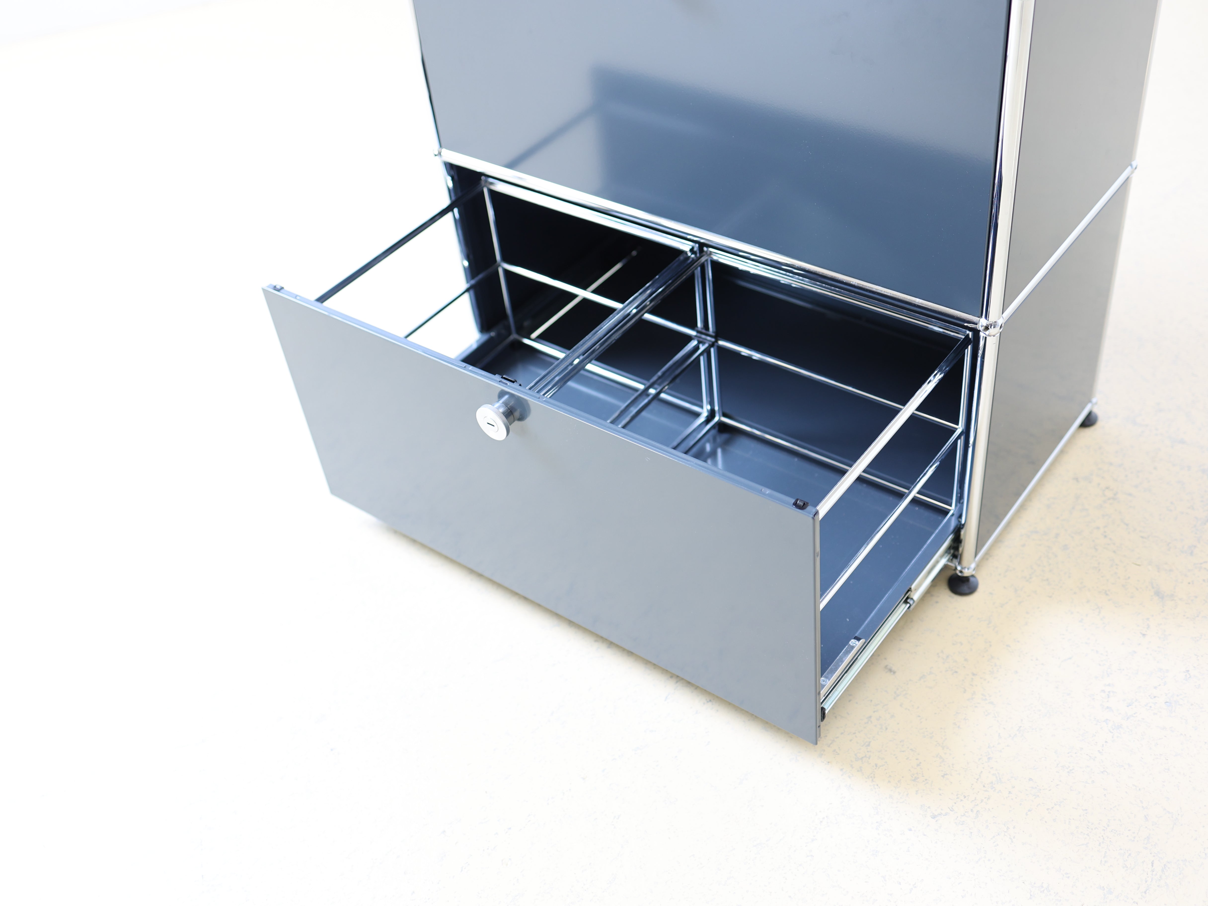 USM Haller Sideboard Occasion in Anthrazitgrau mit zwei Fächern - eine Schublade, eine Klapptüren. Modularer Schweizer Designklassiker im gepflegten Vintage-Zustand bei atelier TILIJA.