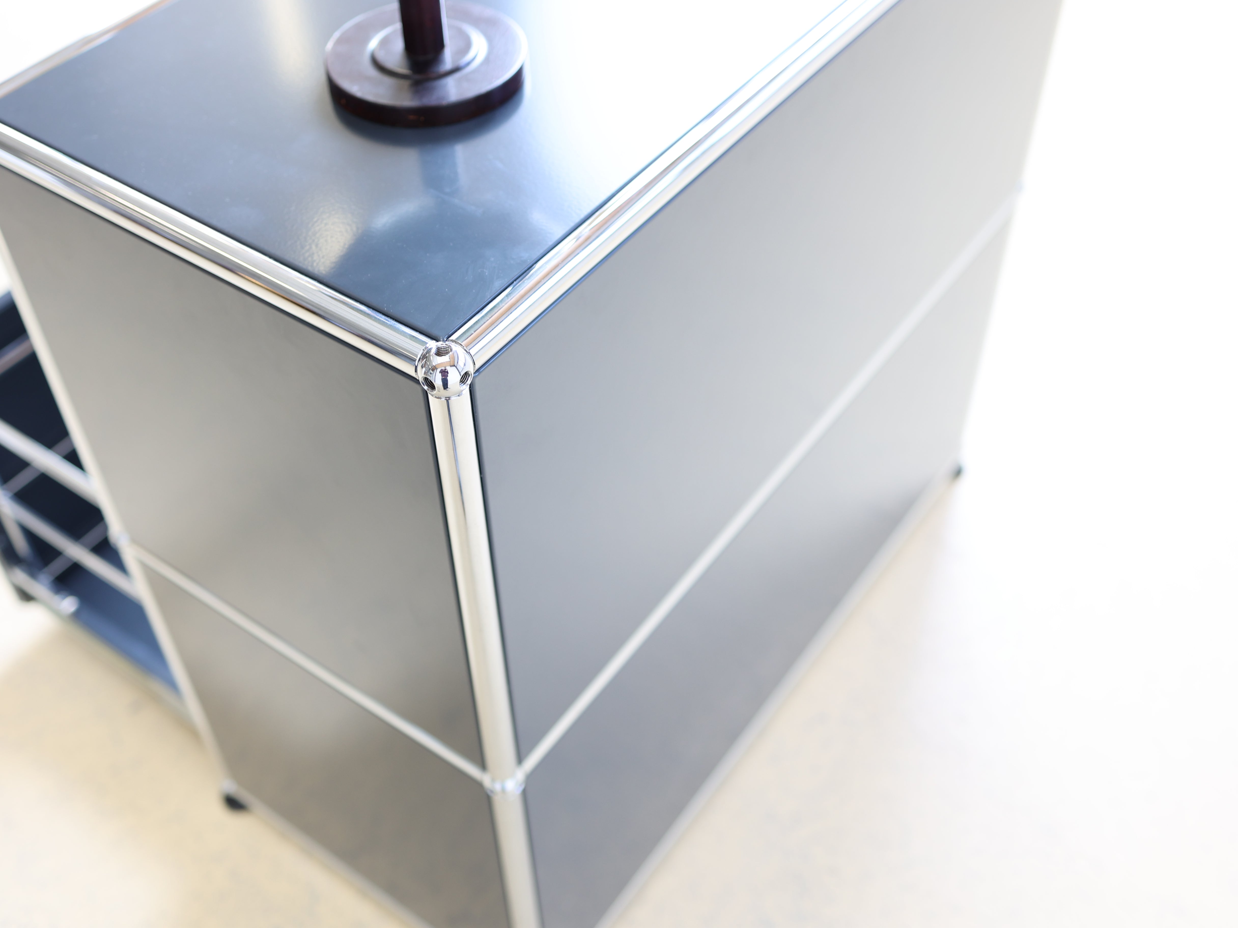 USM Haller Sideboard Occasion in Anthrazitgrau mit zwei Fächern - eine Schublade, eine Klapptüren. Modularer Schweizer Designklassiker im gepflegten Vintage-Zustand bei atelier TILIJA.