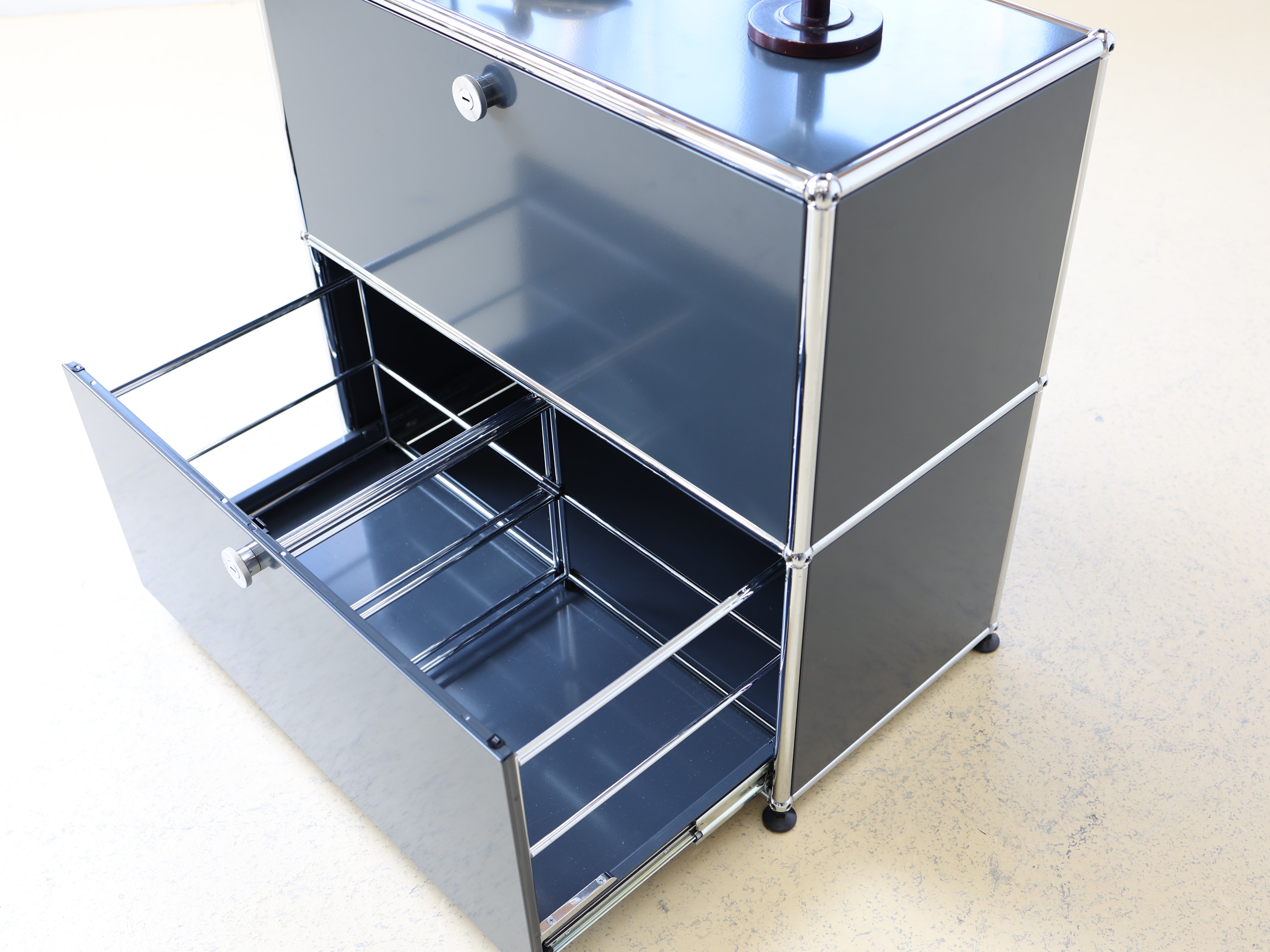 USM Haller Sideboard Occasion in Anthrazitgrau mit zwei Fächern - eine Schublade, eine Klapptüren. Modularer Schweizer Designklassiker im gepflegten Vintage-Zustand bei atelier TILIJA.