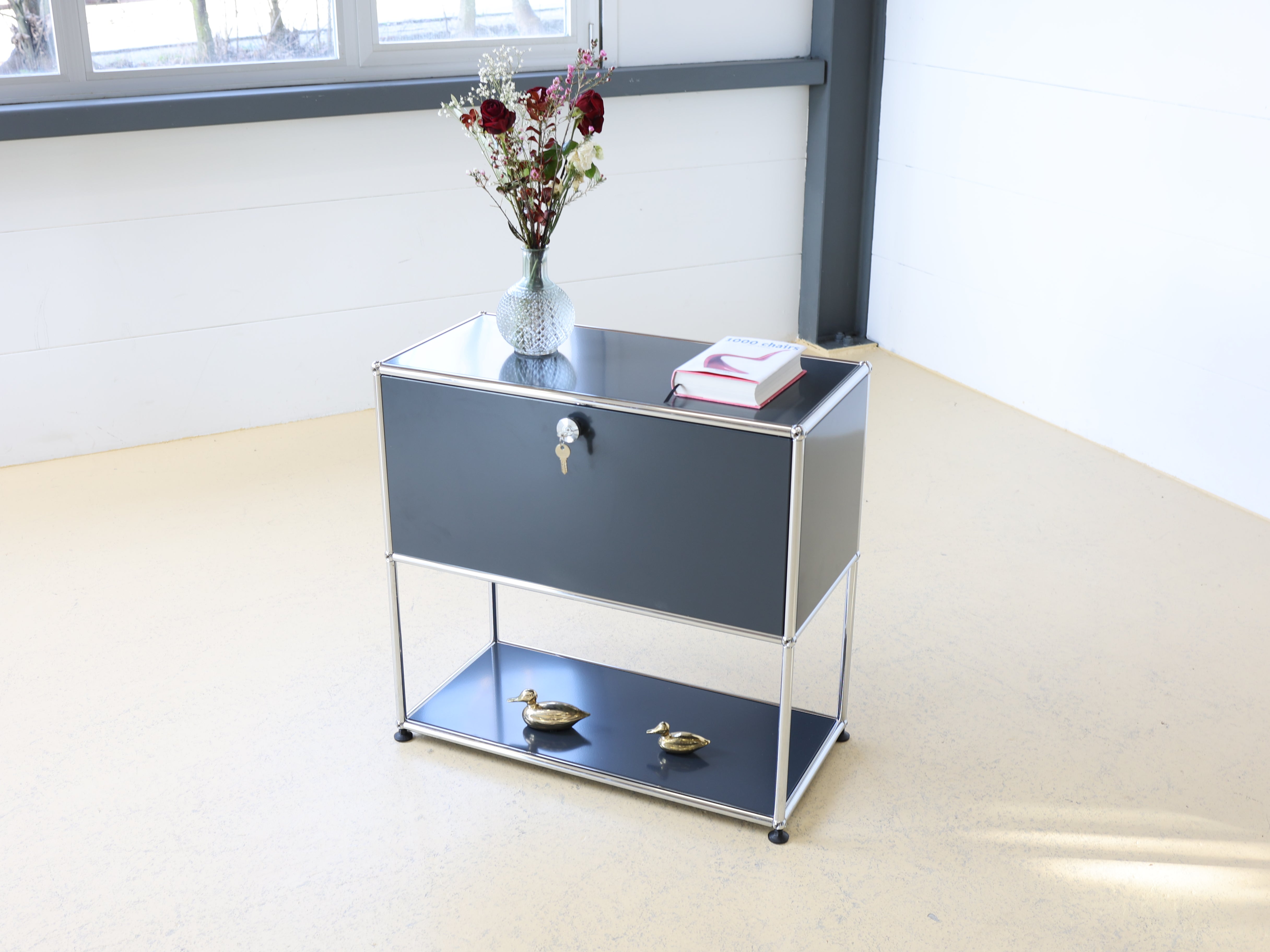 USM Haller Highboard in Grau (Anthrazitgrau) mit einer Klapptüre. Modularer Schweizer Designklassiker im Vintage-Zustand bei atelier TILIJA.