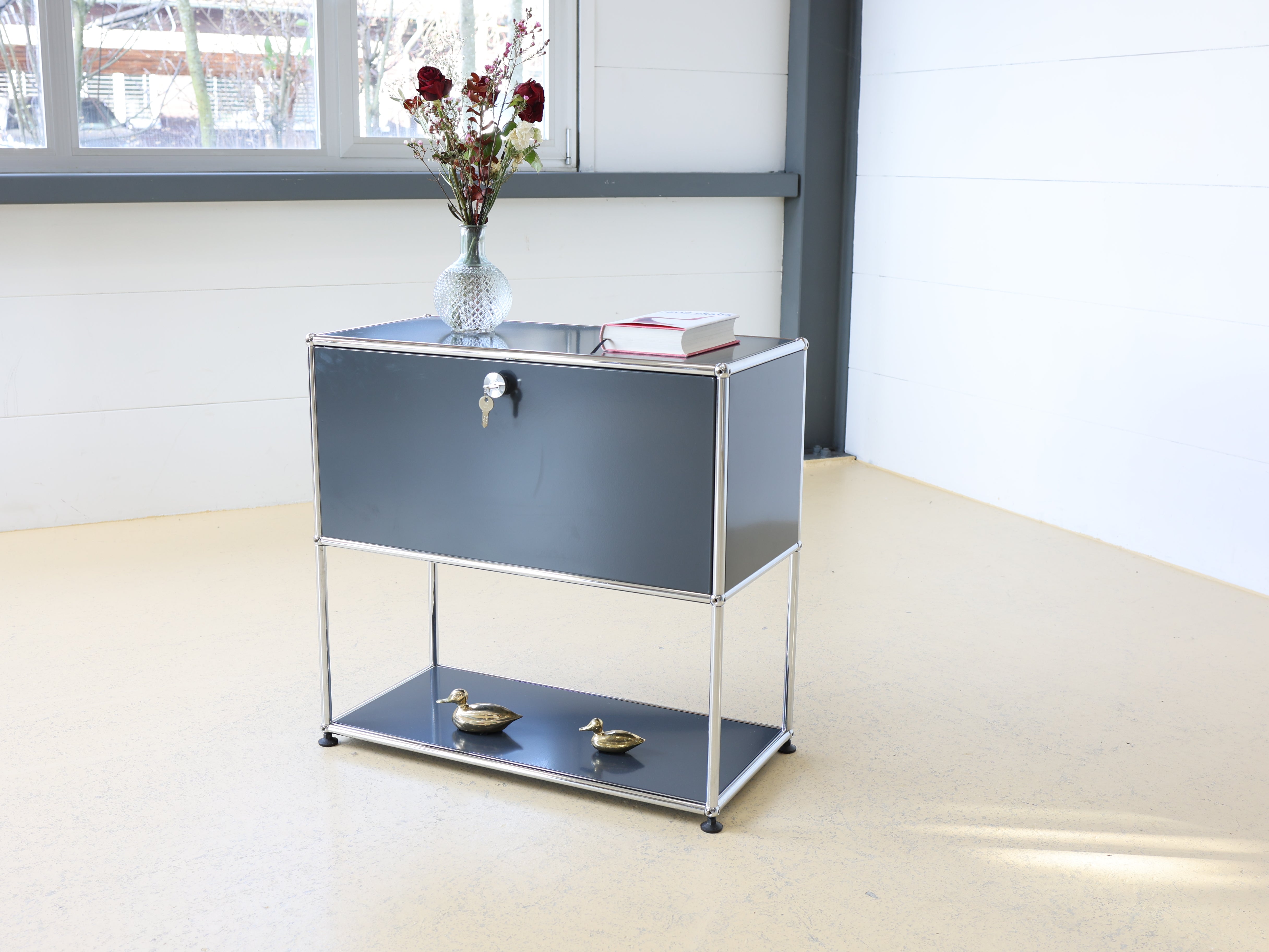 USM Haller Highboard in Grau (Anthrazitgrau) mit einer Klapptüre. Modularer Schweizer Designklassiker im Vintage-Zustand bei atelier TILIJA.
