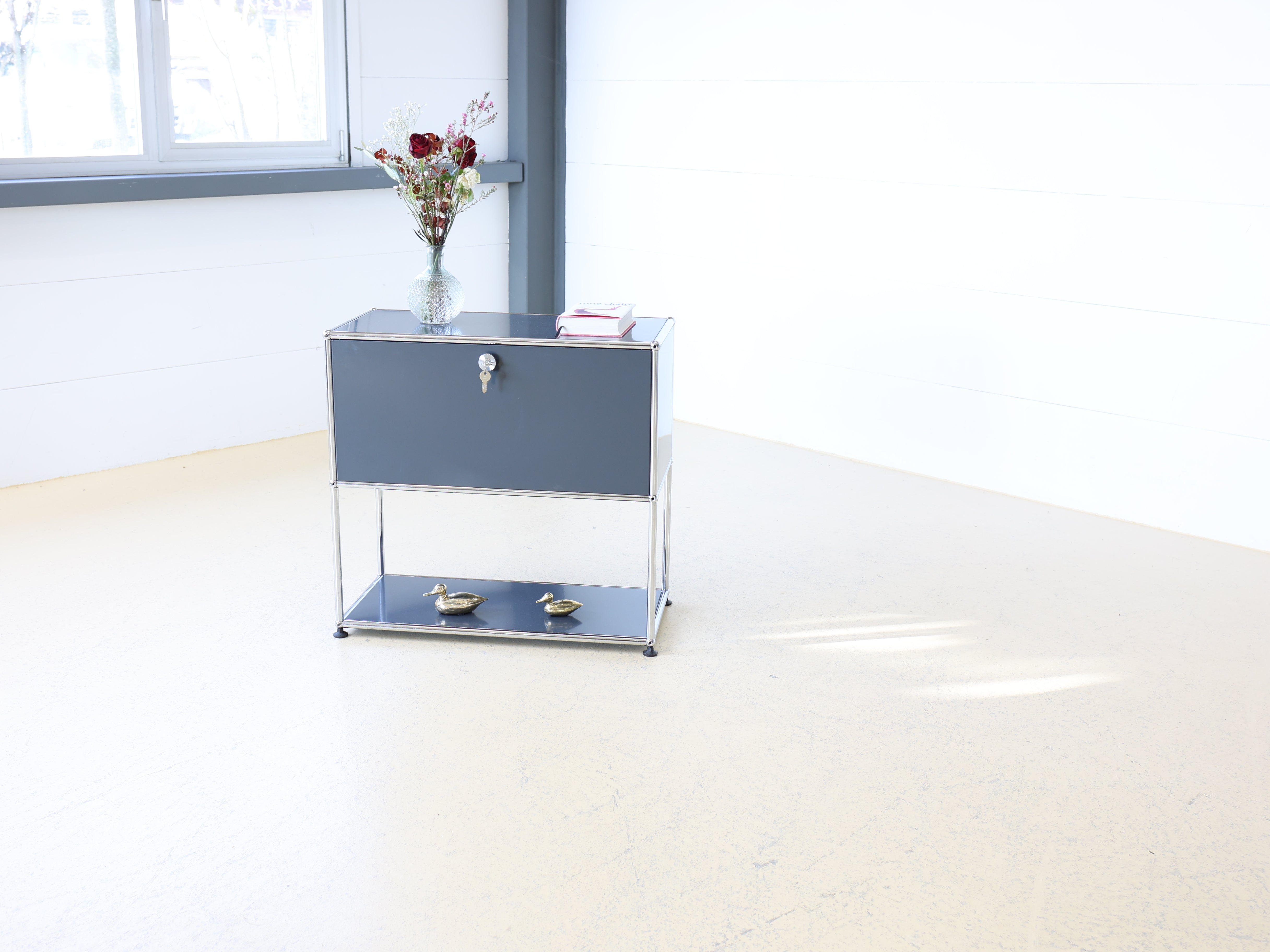 USM Haller Highboard in Grau (Anthrazitgrau) mit einer Klapptüre. Modularer Schweizer Designklassiker im Vintage-Zustand bei atelier TILIJA.