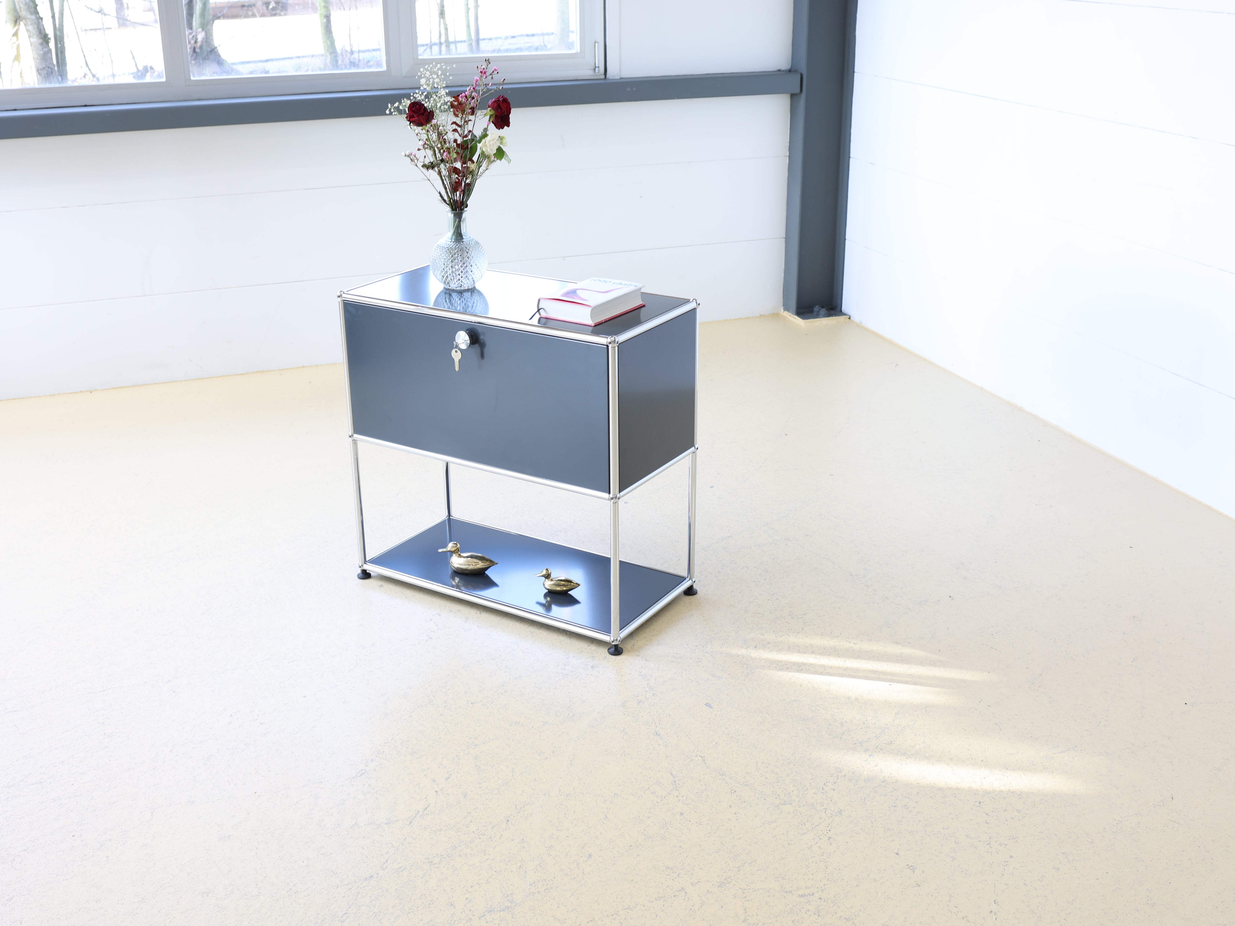 USM Haller Highboard in Grau (Anthrazitgrau) mit einer Klapptüre. Modularer Schweizer Designklassiker im Vintage-Zustand bei atelier TILIJA.