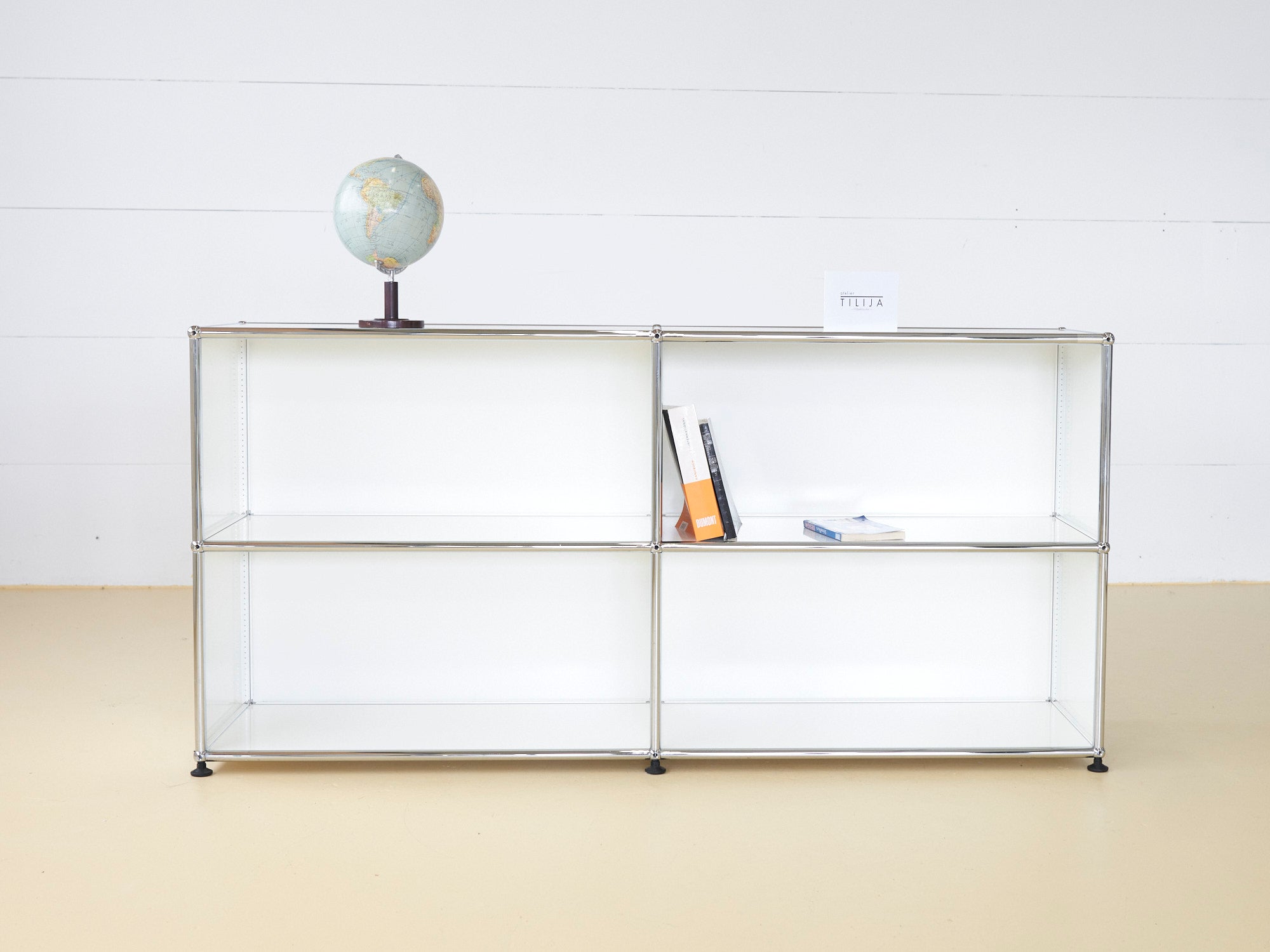 USM Haller Sideboard Secondhand in Reinweiss mit vier offenen Fächern. Modularer Schweizer Designklassiker im gepflegten Vintage-Zustand bei atelier TILIJA.