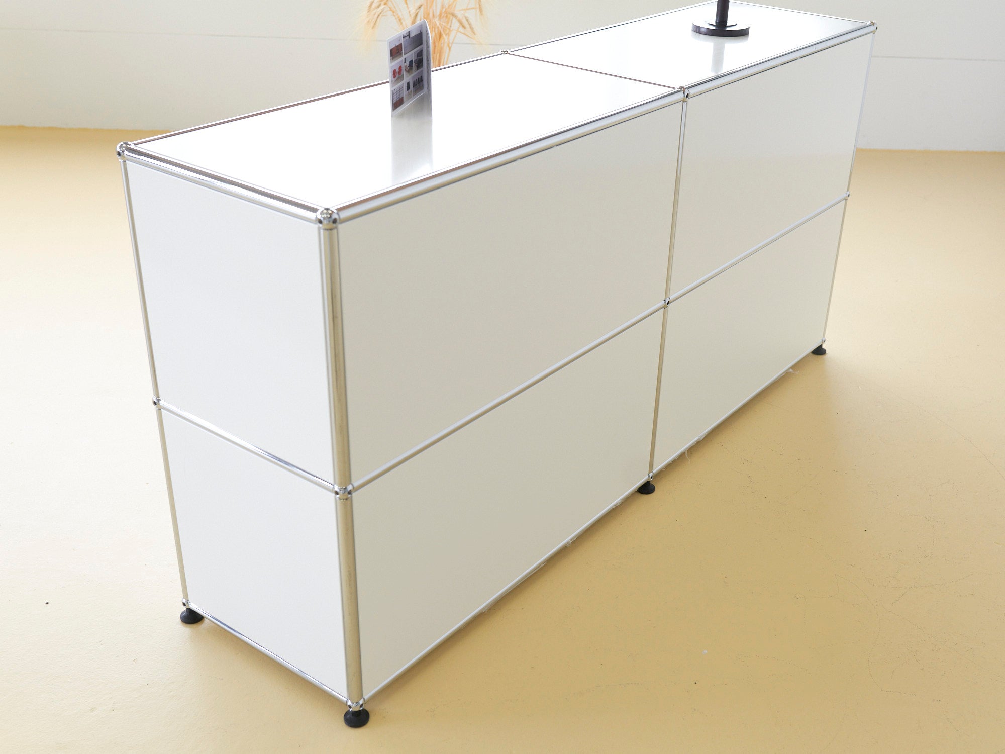 USM Haller Sideboard Secondhand in Reinweiss mit vier offenen Fächern. Modularer Schweizer Designklassiker im gepflegten Vintage-Zustand bei atelier TILIJA.