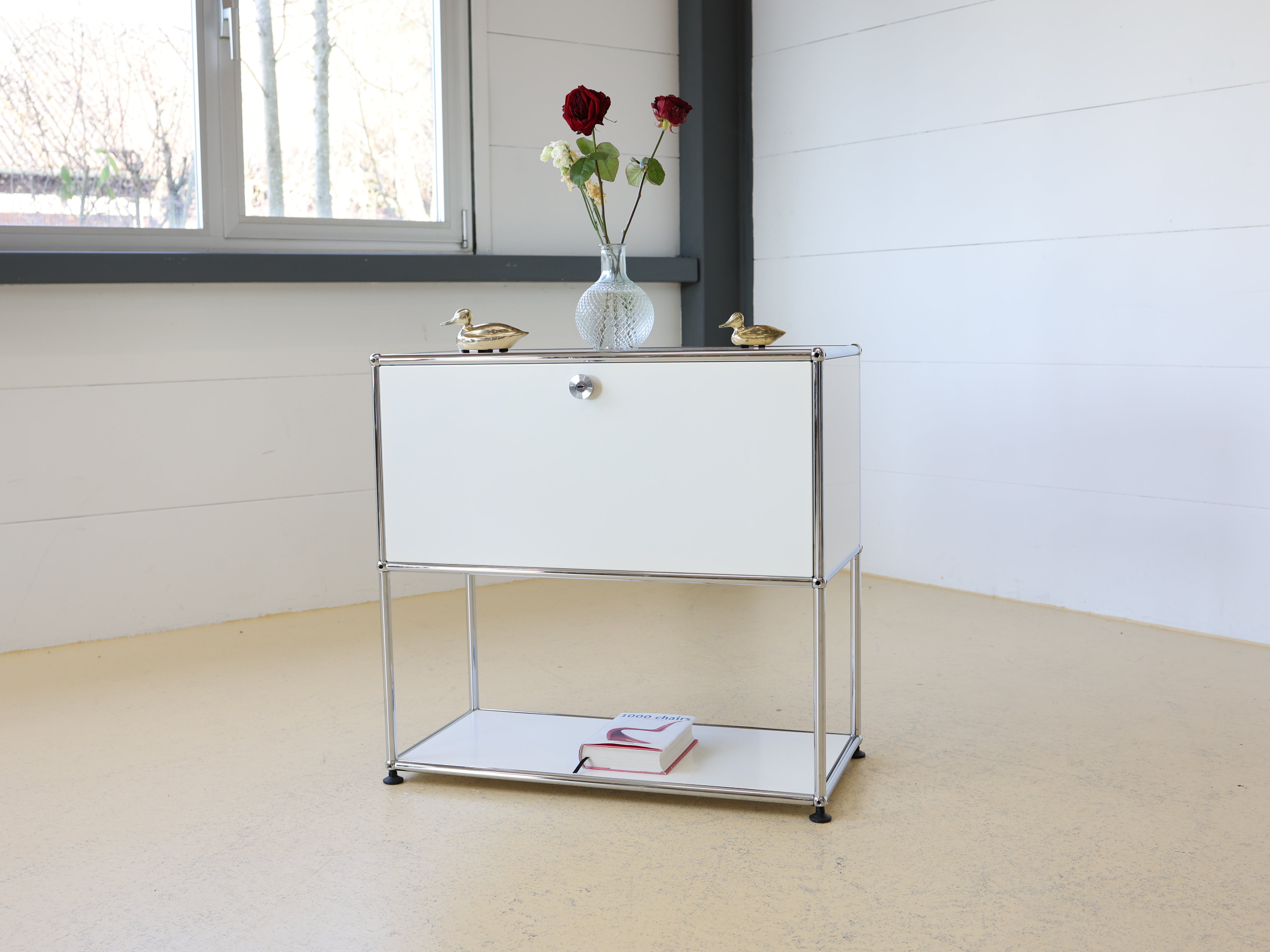 USM Haller Sideboard Occasion in Reinweiss mit einem Fach und einer Klapptüre. Modularer Schweizer Designklassiker im gepflegten Vintage-Zustand bei atelier TILILJA.