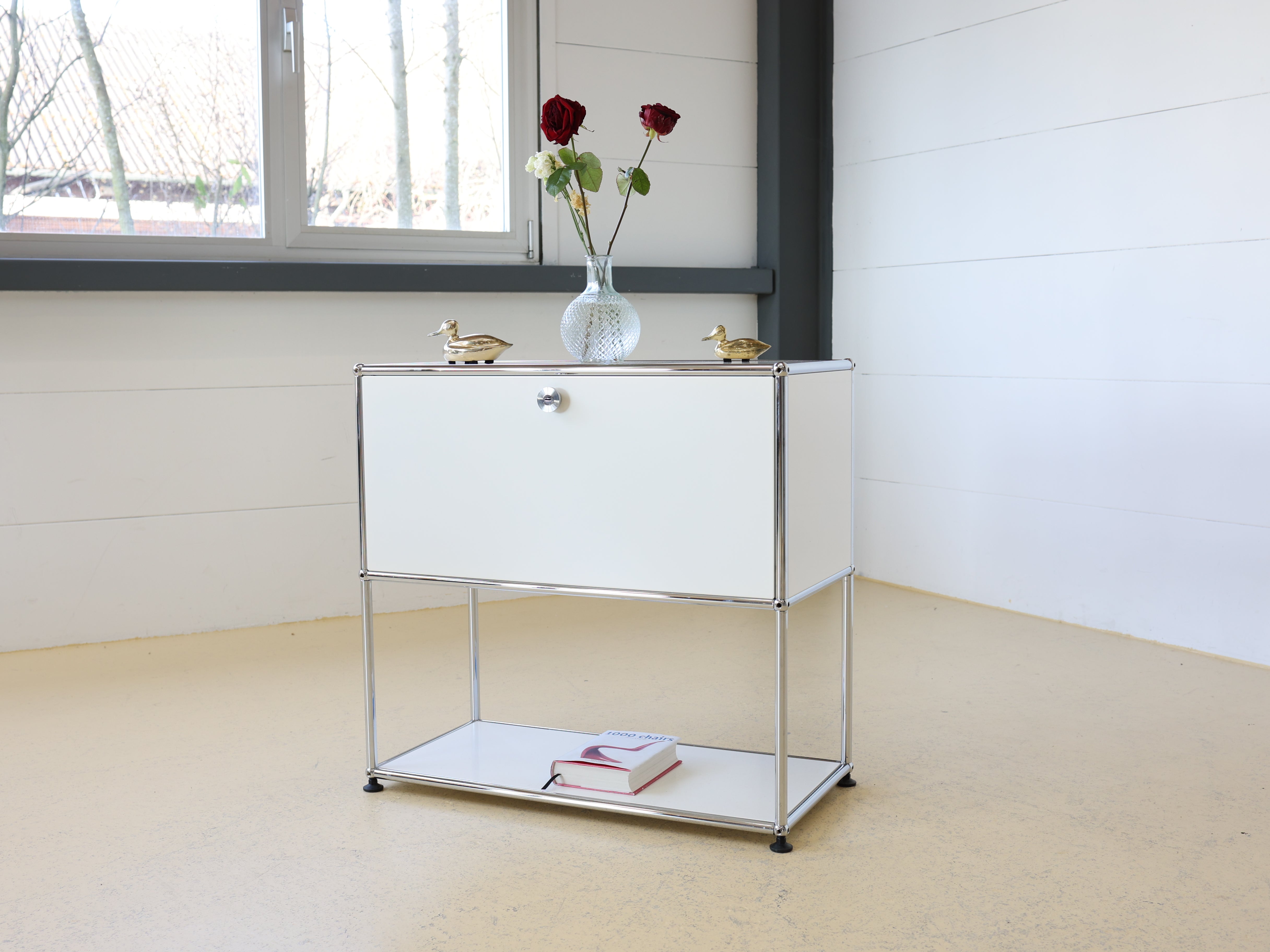 USM Haller Sideboard Occasion in Reinweiss mit einem Fach und einer Klapptüre. Modularer Schweizer Designklassiker im gepflegten Vintage-Zustand bei atelier TILILJA.