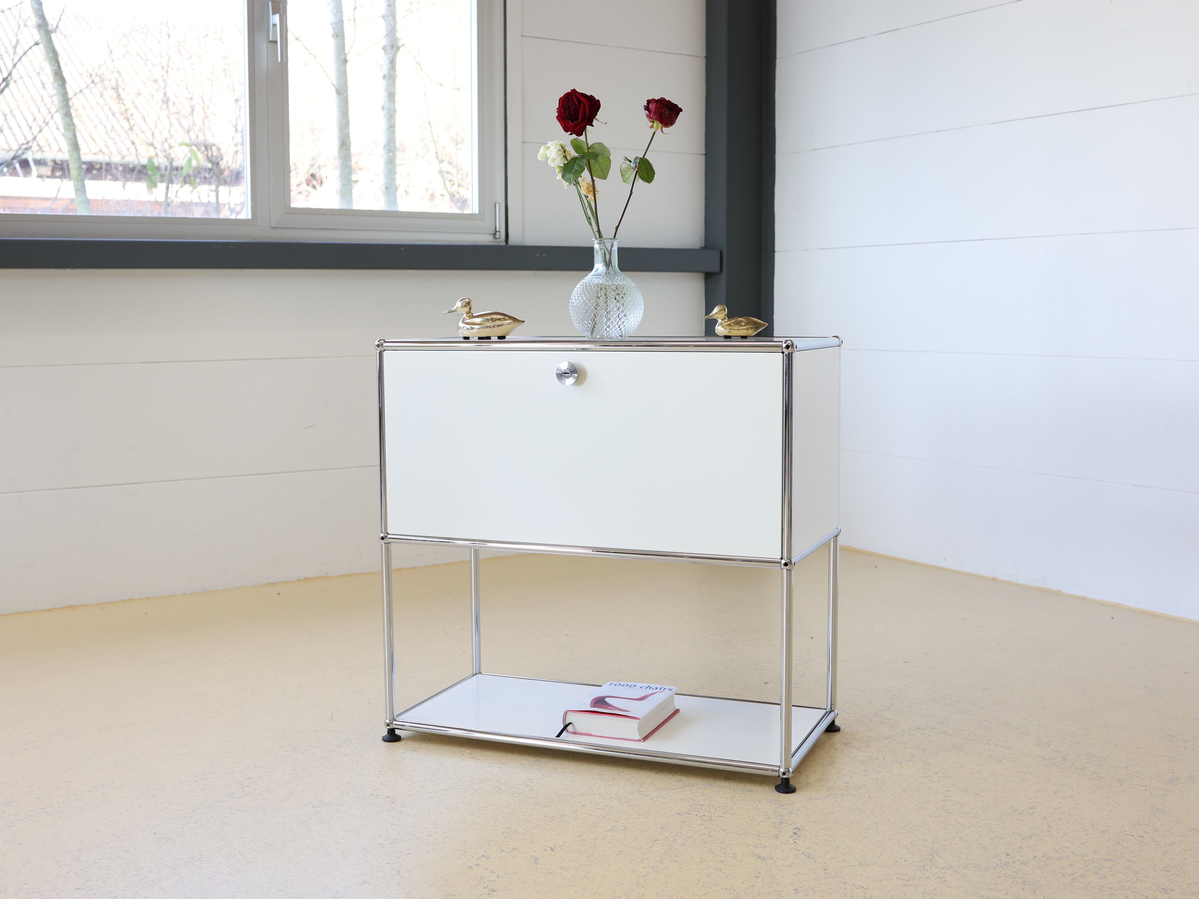 USM Haller Sideboard Occasion in Reinweiss mit einem Fach und einer Klapptüre. Modularer Schweizer Designklassiker im gepflegten Vintage-Zustand bei atelier TILILJA.