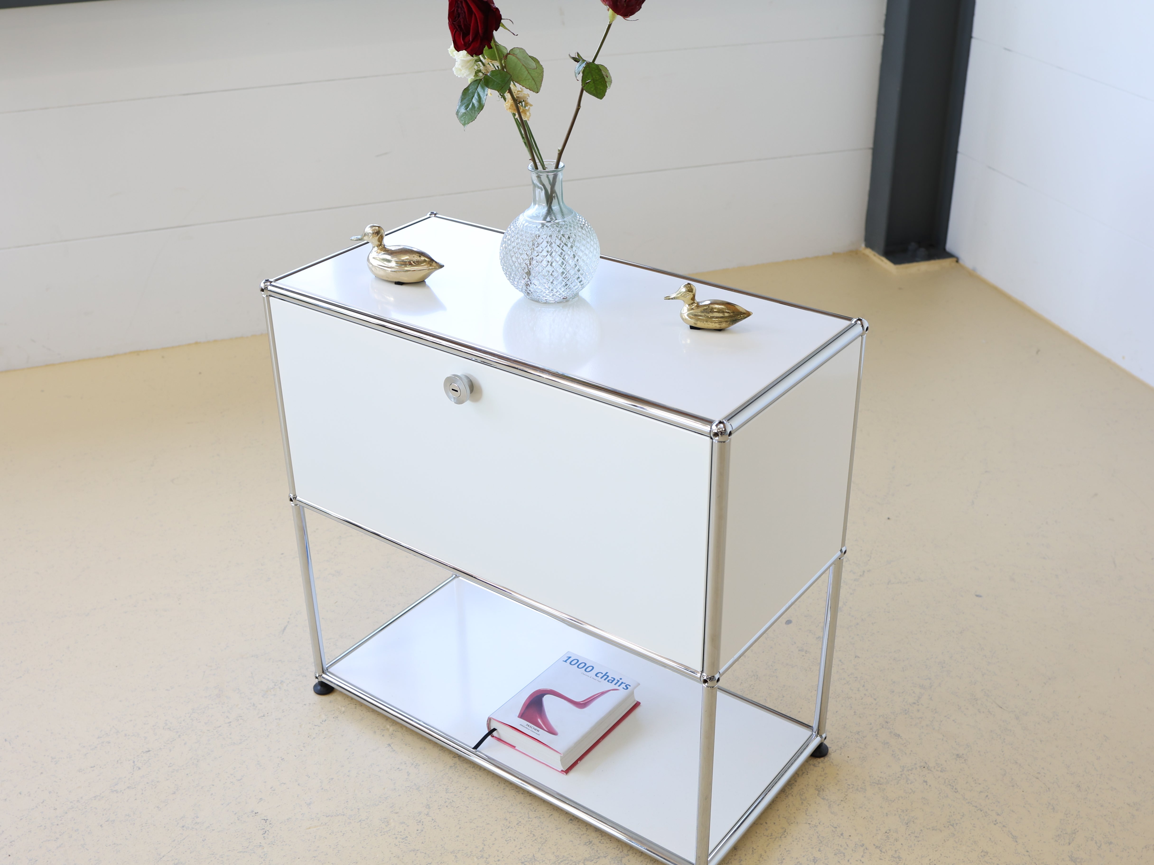 USM Haller Sideboard Occasion in Reinweiss mit einem Fach und einer Klapptüre. Modularer Schweizer Designklassiker im gepflegten Vintage-Zustand bei atelier TILILJA.