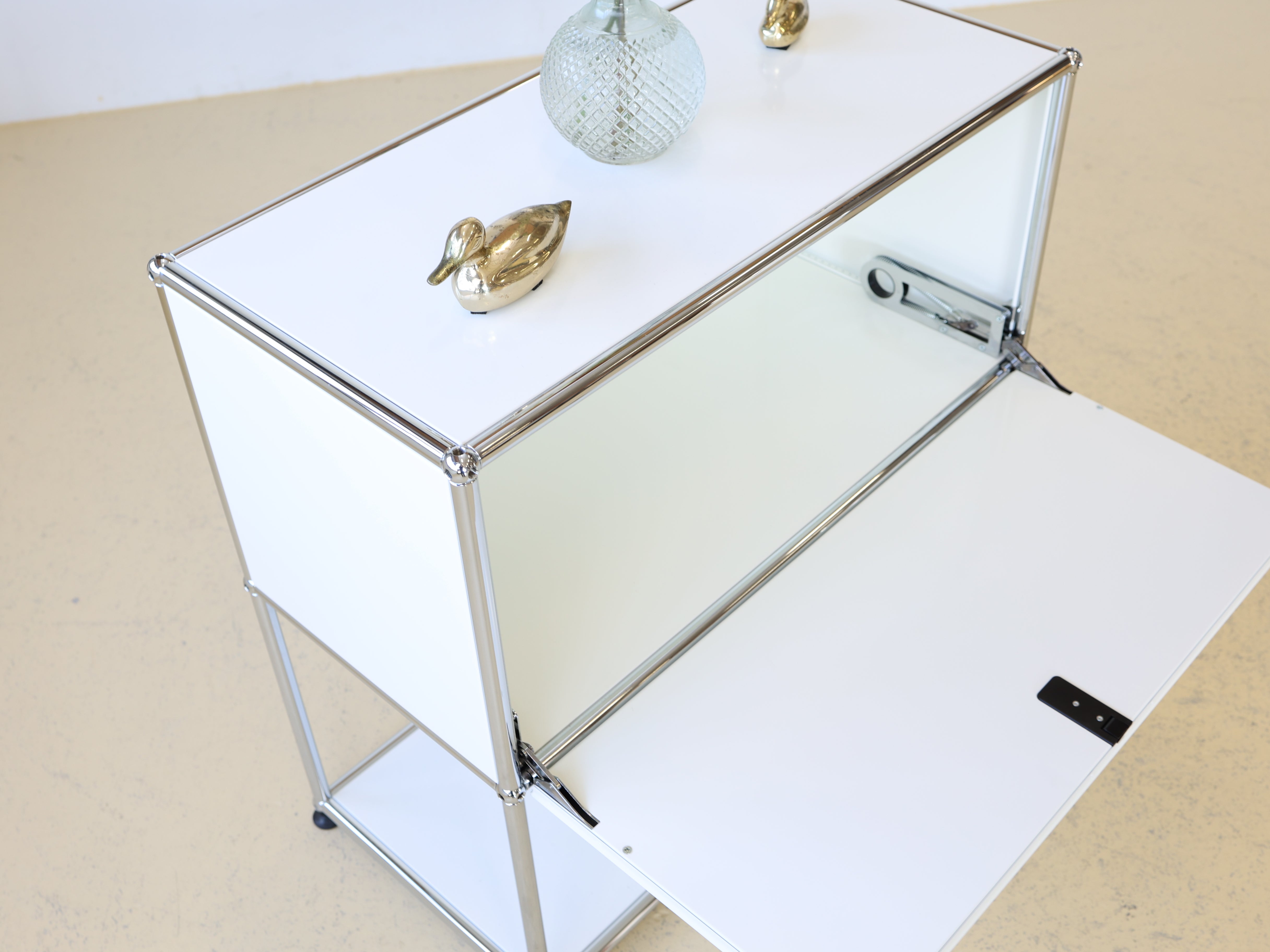 USM Haller Sideboard Occasion in Reinweiss mit einem Fach und einer Klapptüre. Modularer Schweizer Designklassiker im gepflegten Vintage-Zustand bei atelier TILILJA.