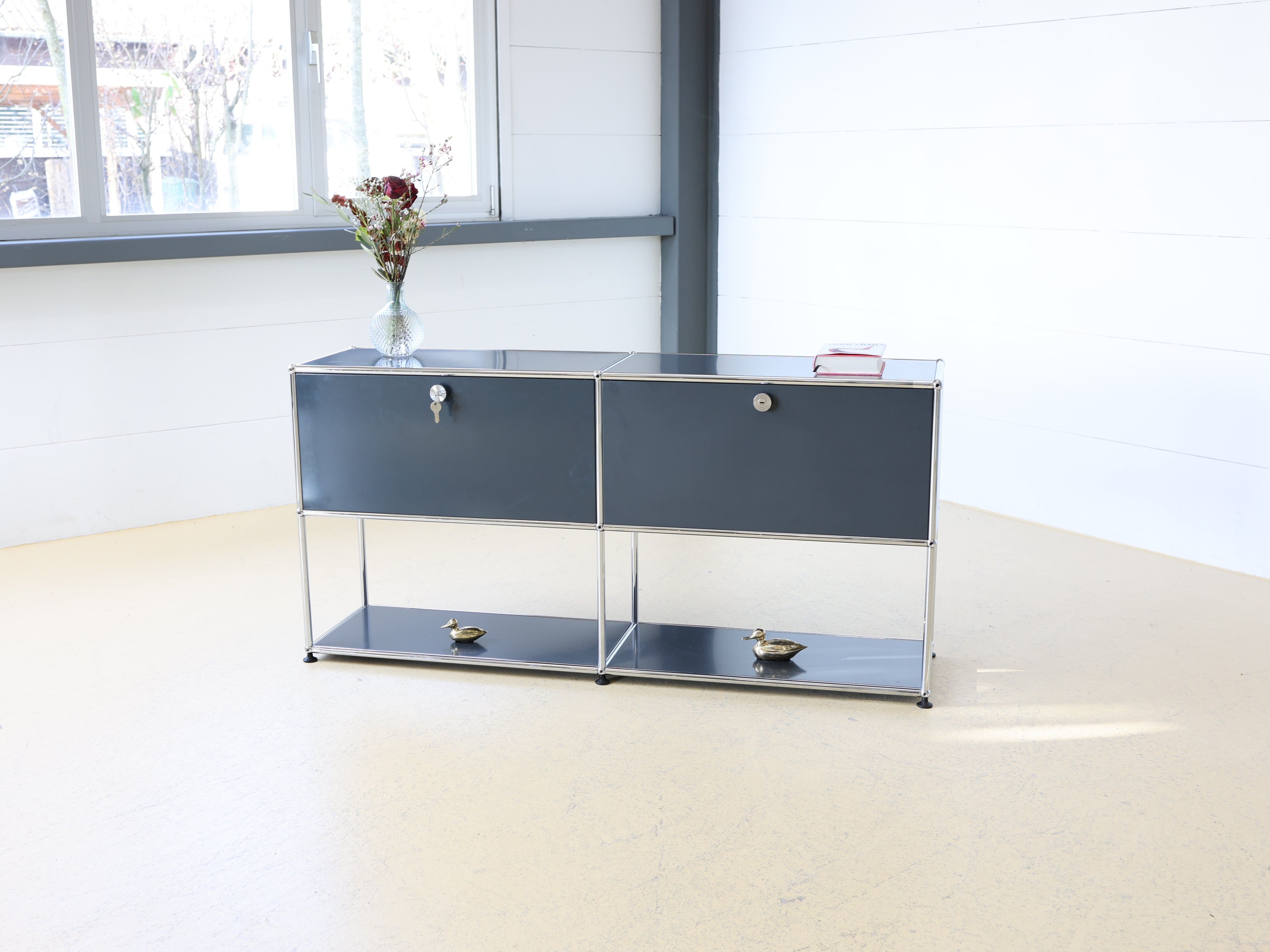 USM Haller Sideboard Occasion in Graphitschwarz mit vier Fächern und Klapptüren. Modularer Schweizer Designklassiker im gepflegten Vintage-Zustand bei Atelier Tilija.