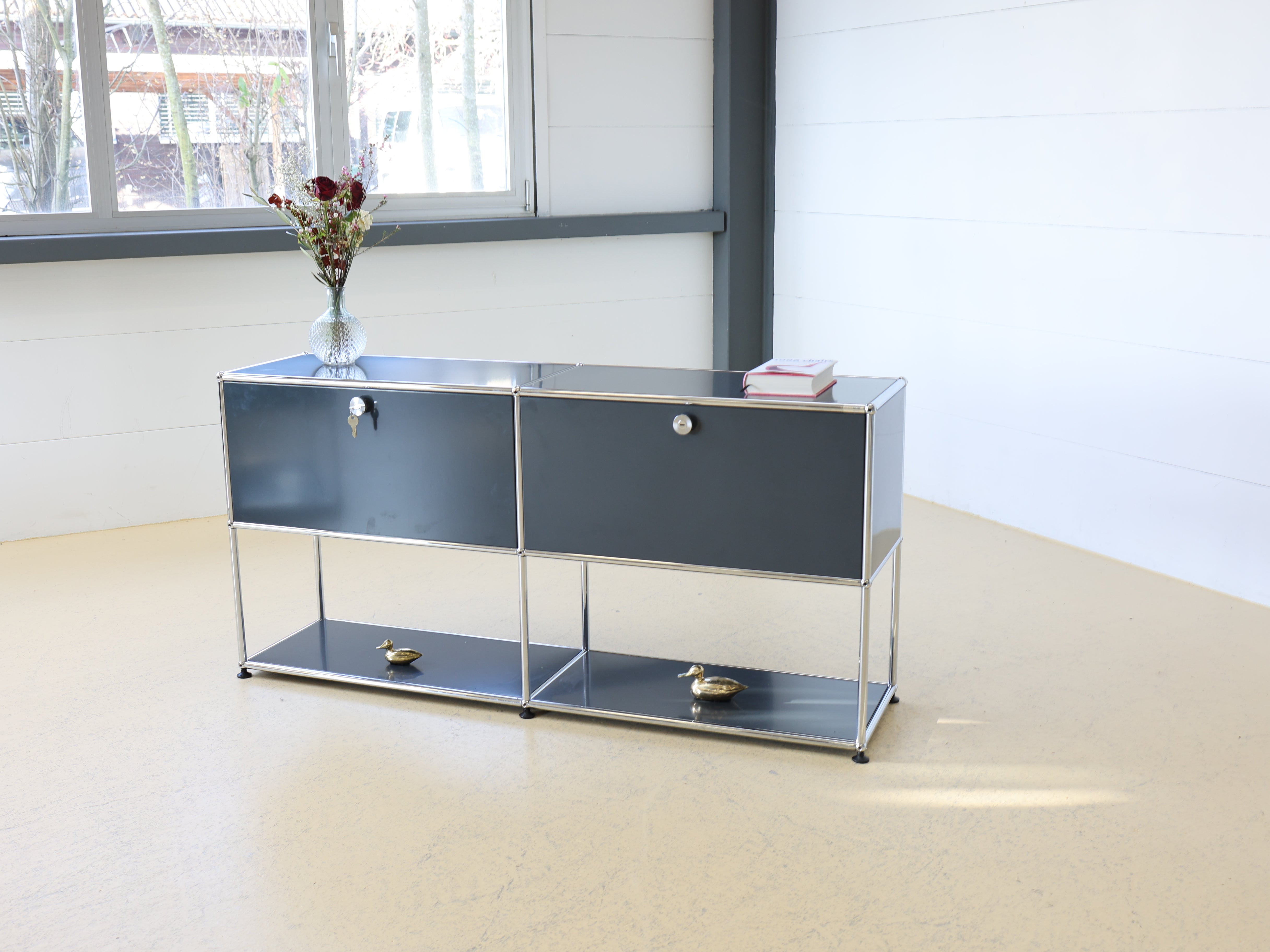 USM Haller Sideboard Occasion in Graphitschwarz mit vier Fächern und Klapptüren. Modularer Schweizer Designklassiker im gepflegten Vintage-Zustand bei Atelier Tilija.
