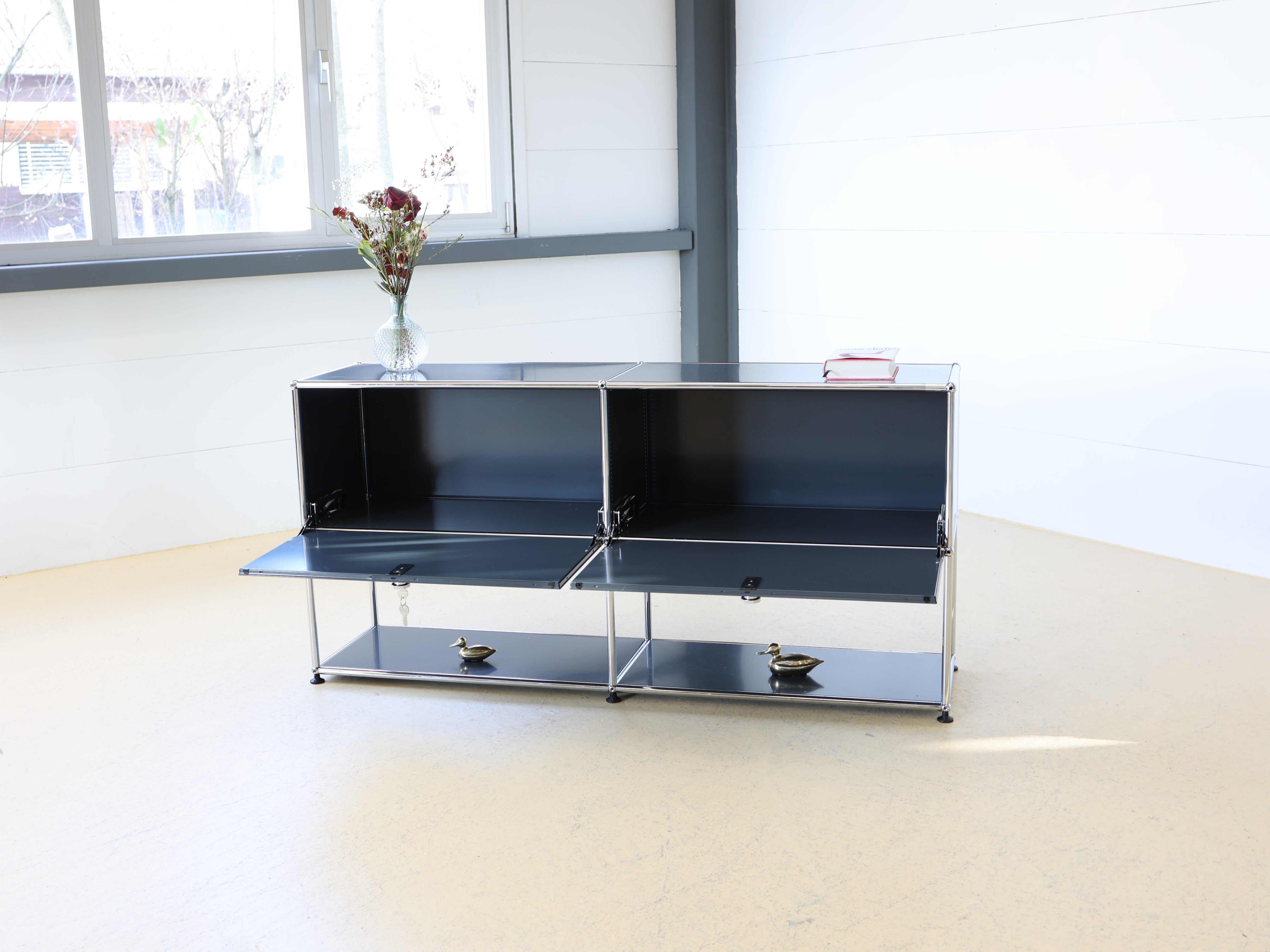 USM Haller Sideboard Occasion in Graphitschwarz mit vier Fächern und Klapptüren. Modularer Schweizer Designklassiker im gepflegten Vintage-Zustand bei Atelier Tilija.