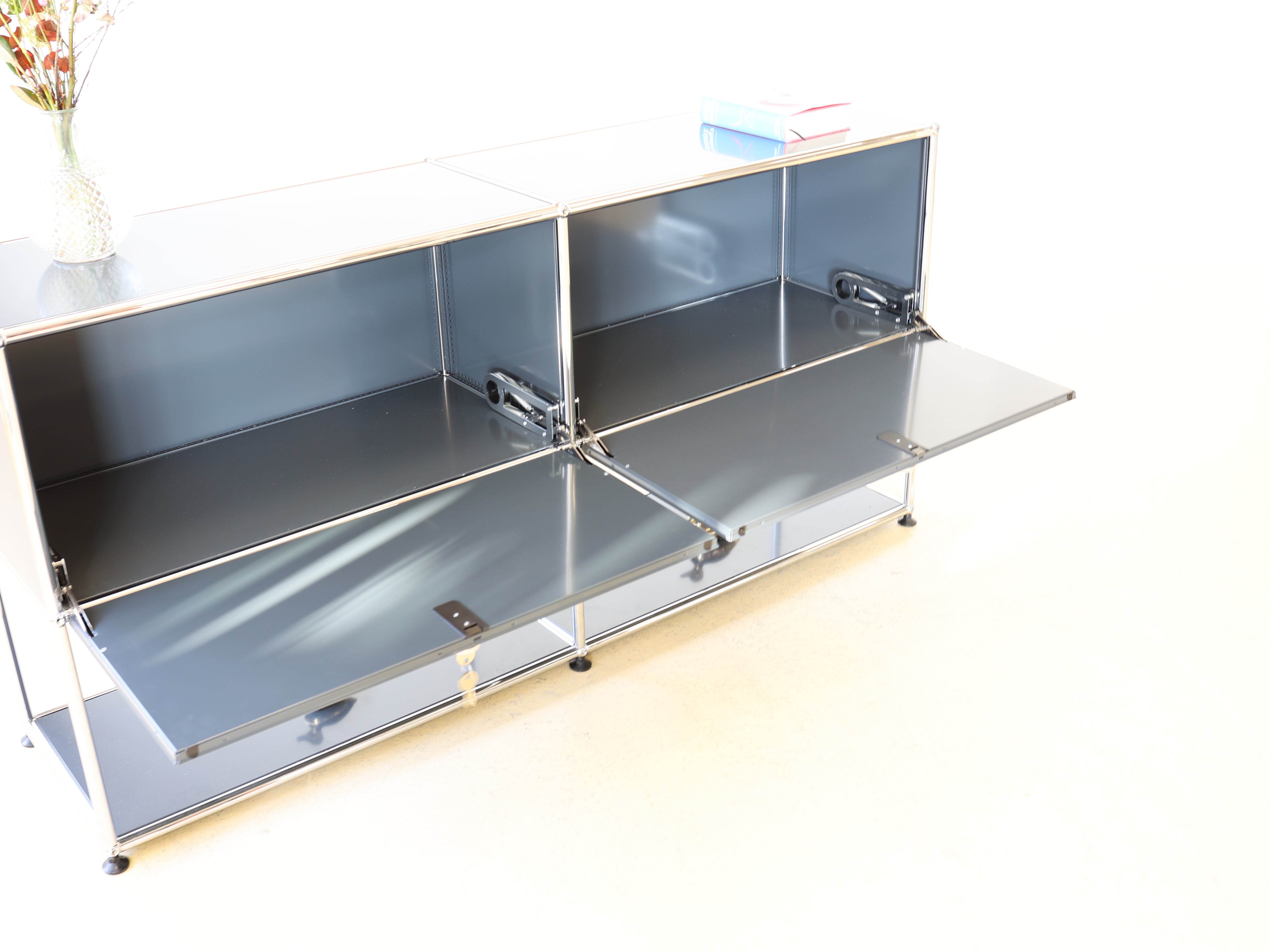 USM Haller Sideboard Occasion in Graphitschwarz mit vier Fächern und Klapptüren. Modularer Schweizer Designklassiker im gepflegten Vintage-Zustand bei Atelier Tilija.