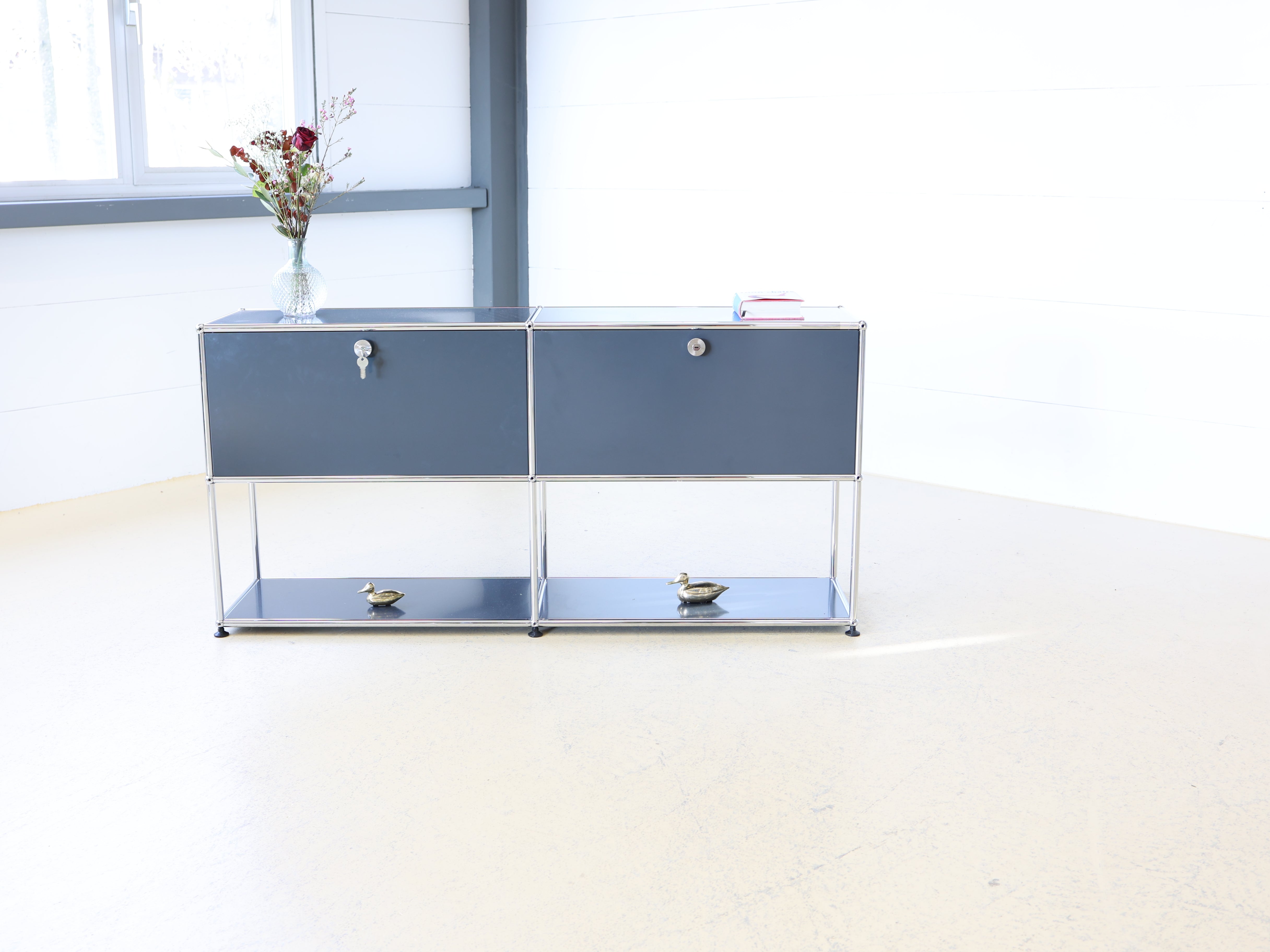 USM Haller Sideboard Occasion in Graphitschwarz mit vier Fächern und Klapptüren. Modularer Schweizer Designklassiker im gepflegten Vintage-Zustand bei Atelier Tilija.