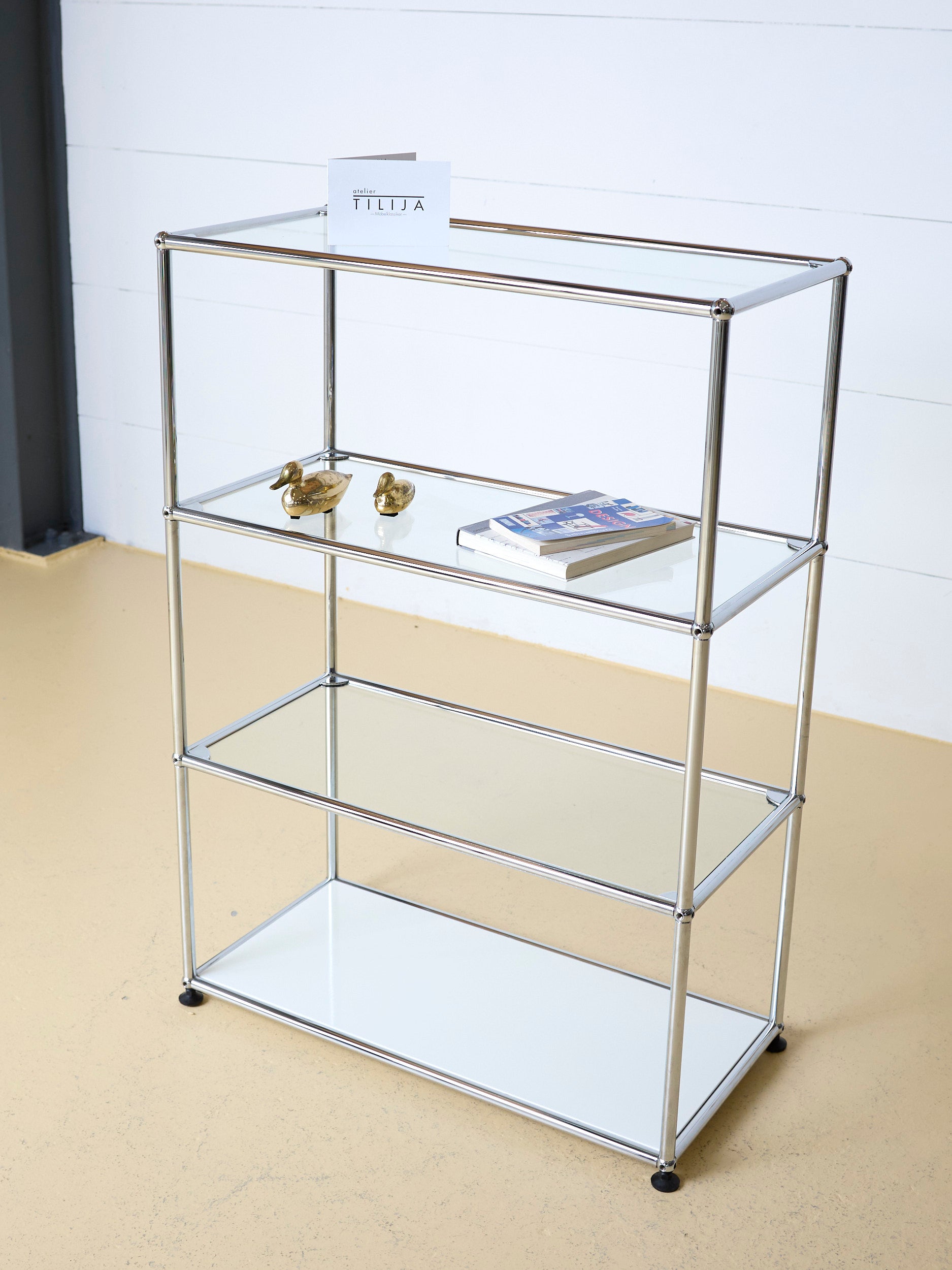 USM Haller Sideboard als Regal mit offenen Fächern und Glastablaren, Boden Reinweiss. Zeitloses Schweizer Design in hervorragendem Zustand bei atelier TILIJA.