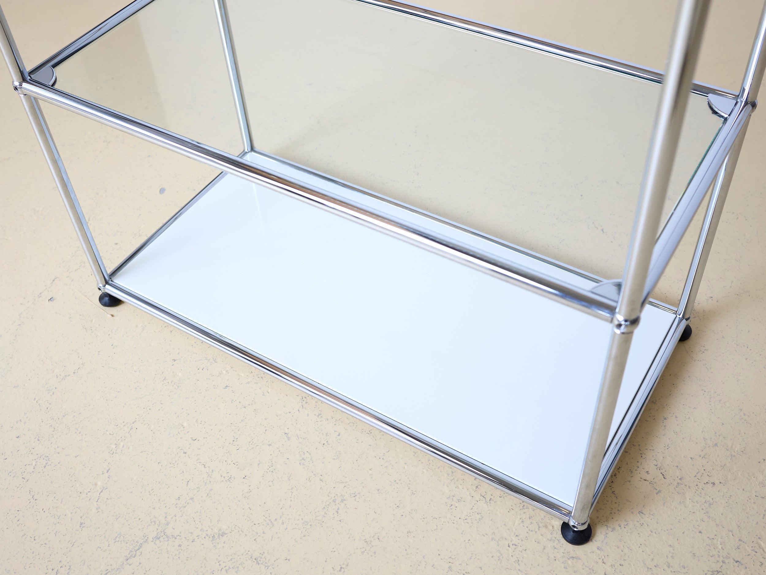 USM Haller Sideboard als Regal mit offenen Fächern und Glastablaren, Boden Reinweiss. Zeitloses Schweizer Design in hervorragendem Zustand bei atelier TILIJA.