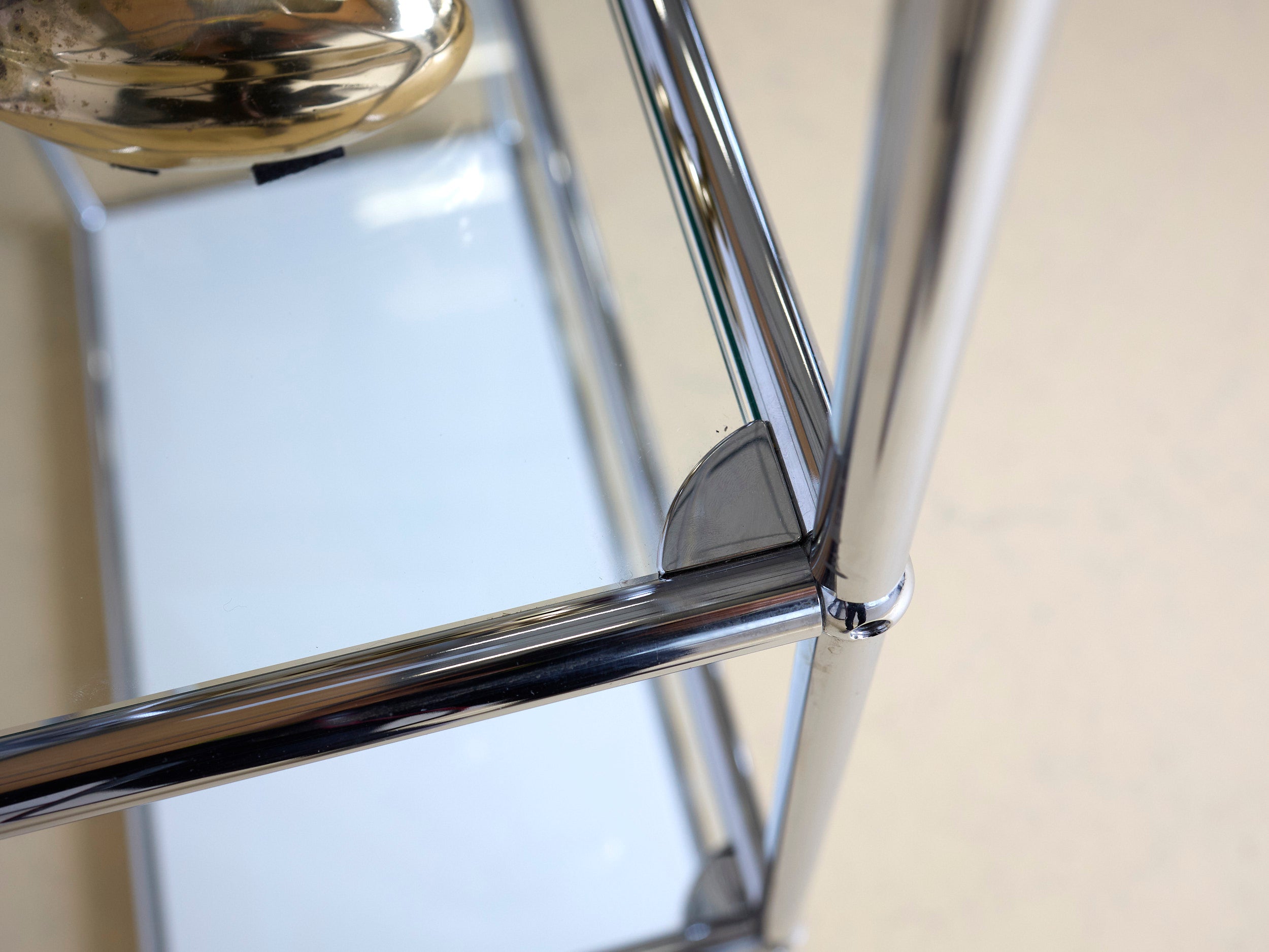 USM Haller Sideboard als Regal mit offenen Fächern und Glastablaren, Boden Reinweiss. Zeitloses Schweizer Design in hervorragendem Zustand bei atelier TILIJA.