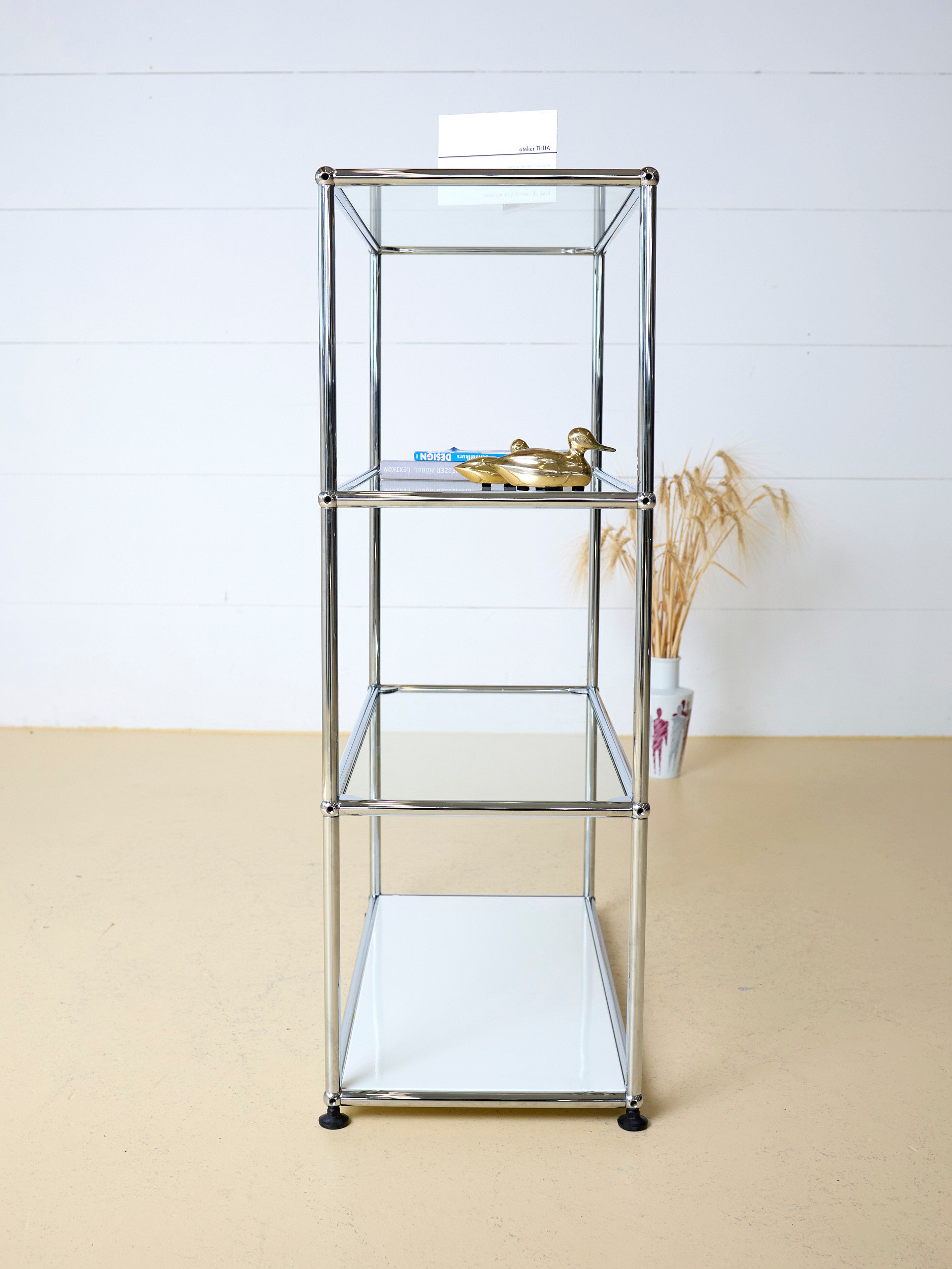 USM Haller Sideboard als Regal mit offenen Fächern und Glastablaren, Boden Reinweiss. Zeitloses Schweizer Design in hervorragendem Zustand bei atelier TILIJA.