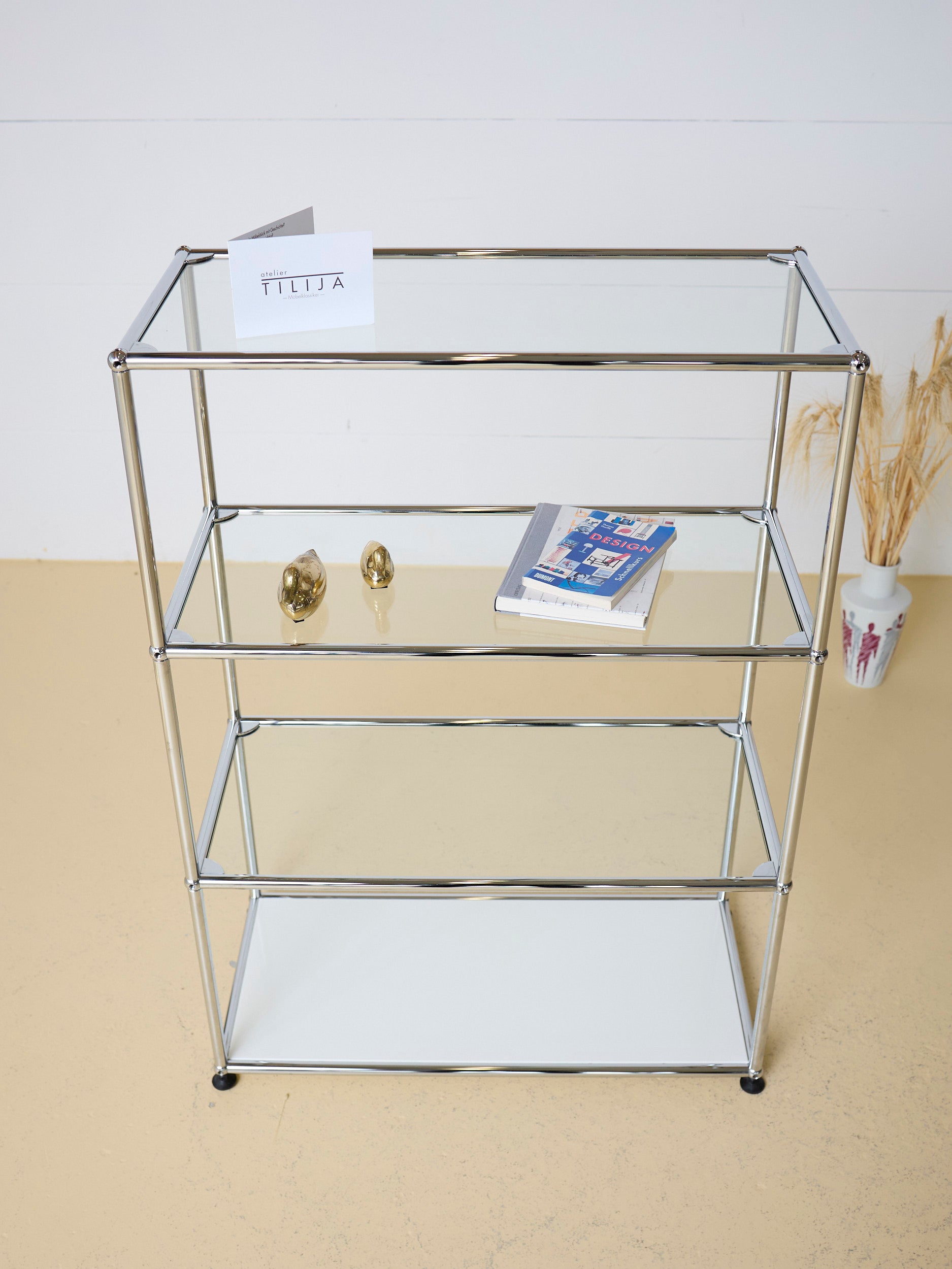 USM Haller Sideboard als Regal mit offenen Fächern und Glastablaren, Boden Reinweiss. Zeitloses Schweizer Design in hervorragendem Zustand bei atelier TILIJA.
