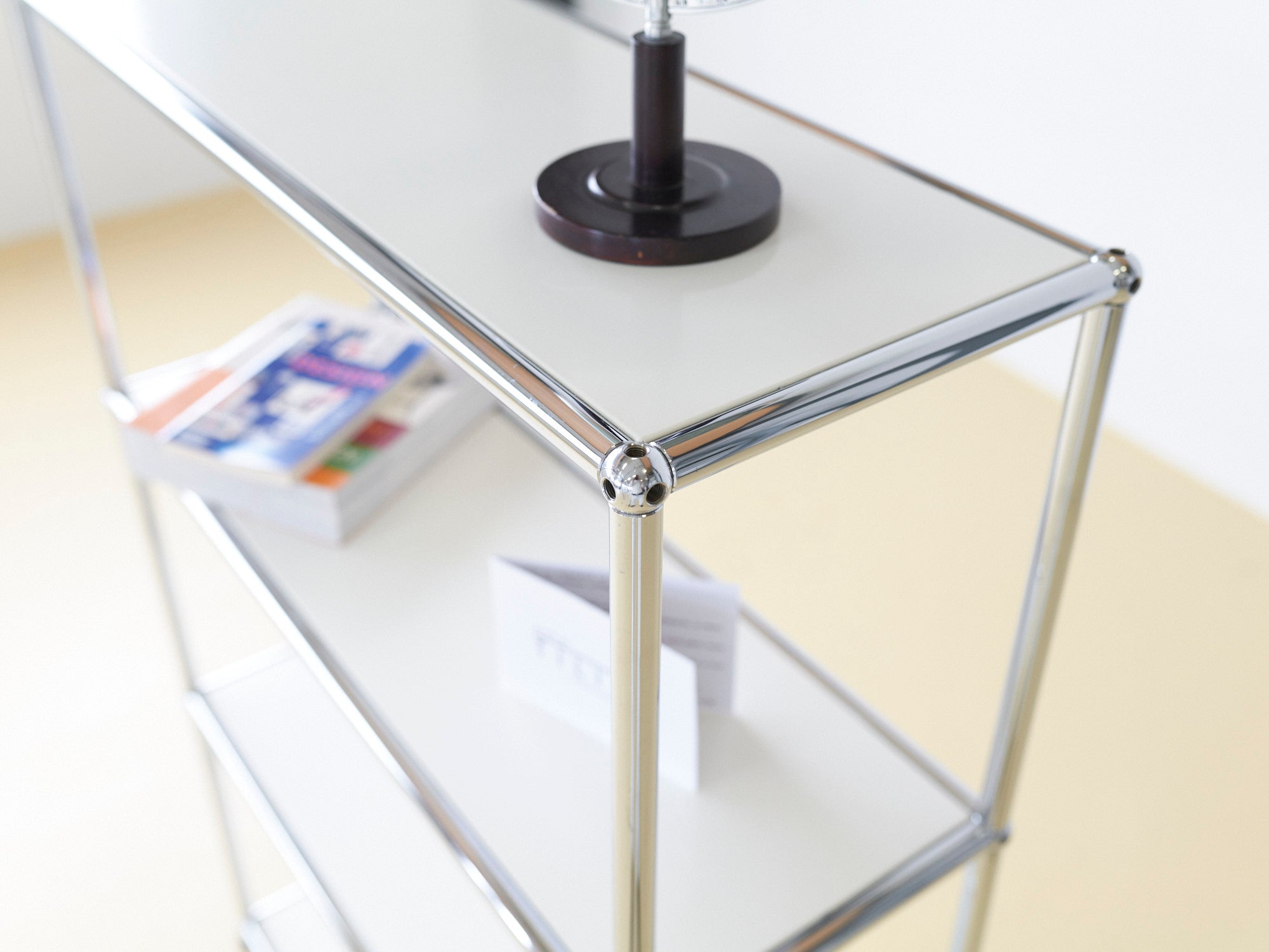 Reinweisses USM Haller Sideboard als Regal mit offenen Fächern. Zeitloses Schweizer Design in hervorragendem Zustand bei atelier TILIJA.