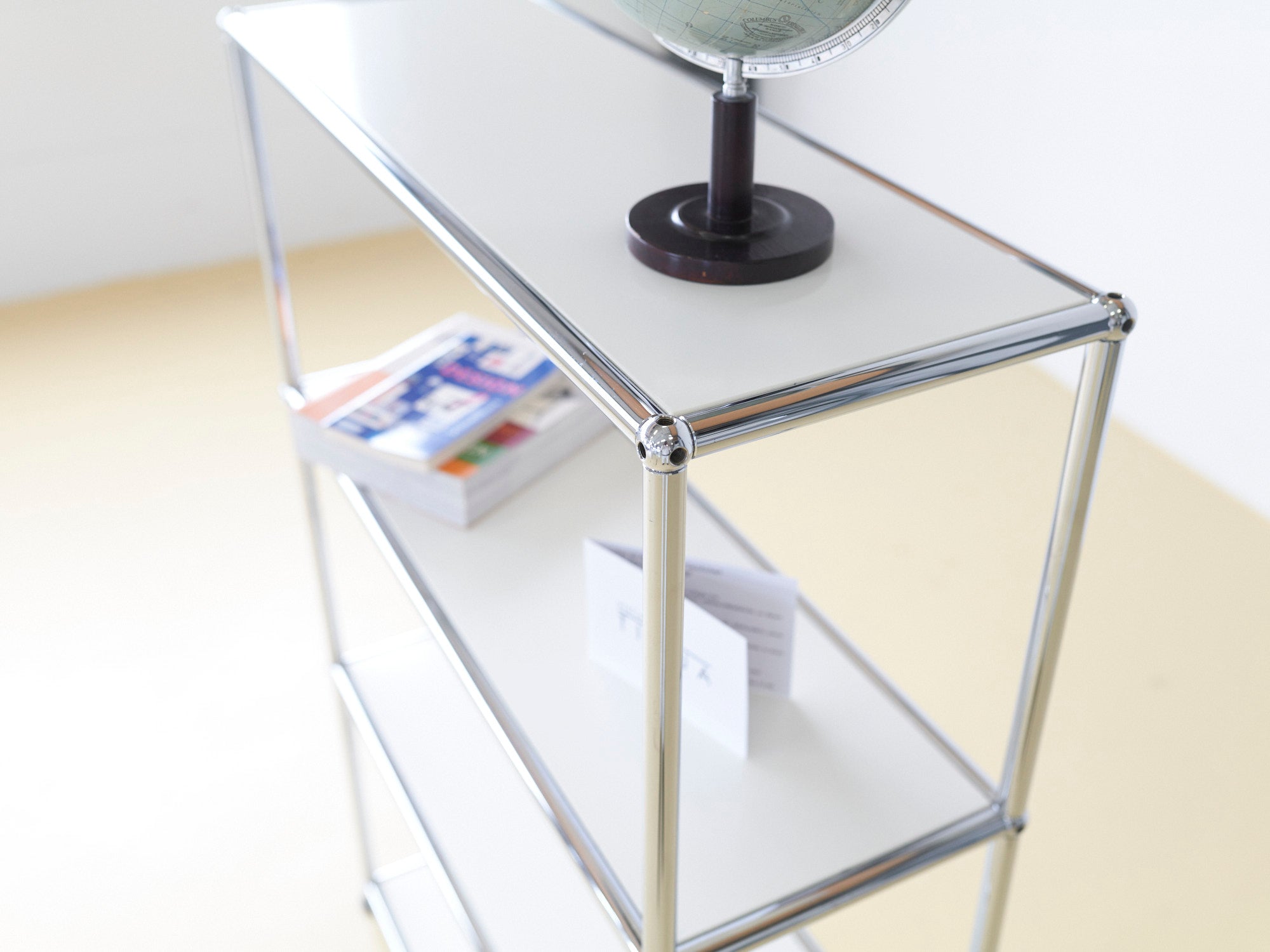 Reinweisses USM Haller Sideboard als Regal mit offenen Fächern. Zeitloses Schweizer Design in hervorragendem Zustand bei atelier TILIJA.