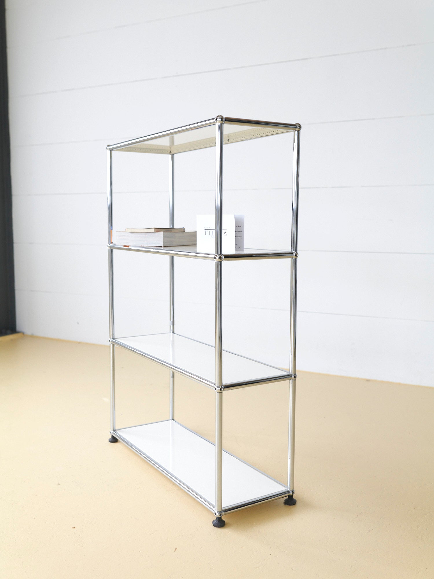 Reinweisses USM Haller Sideboard als Regal mit offenen Fächern. Zeitloses Schweizer Design in hervorragendem Zustand bei atelier TILIJA.