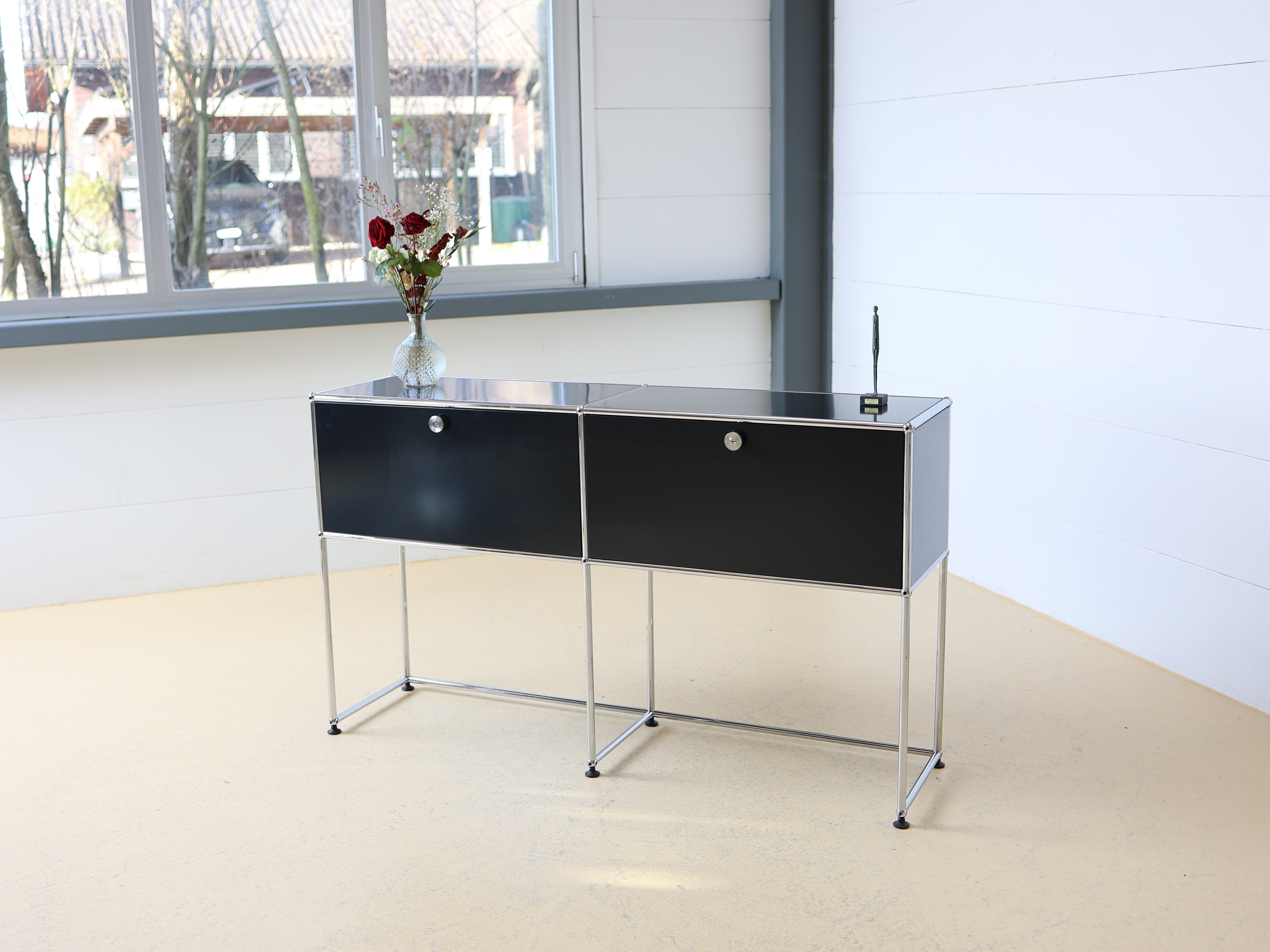 USM Haller Sideboard in Graphitschwarz mit zwei Fächern und Klapptüren. Modularer Schweizer Designklassiker im Vintage-Zustand bei atelier TILIJA.