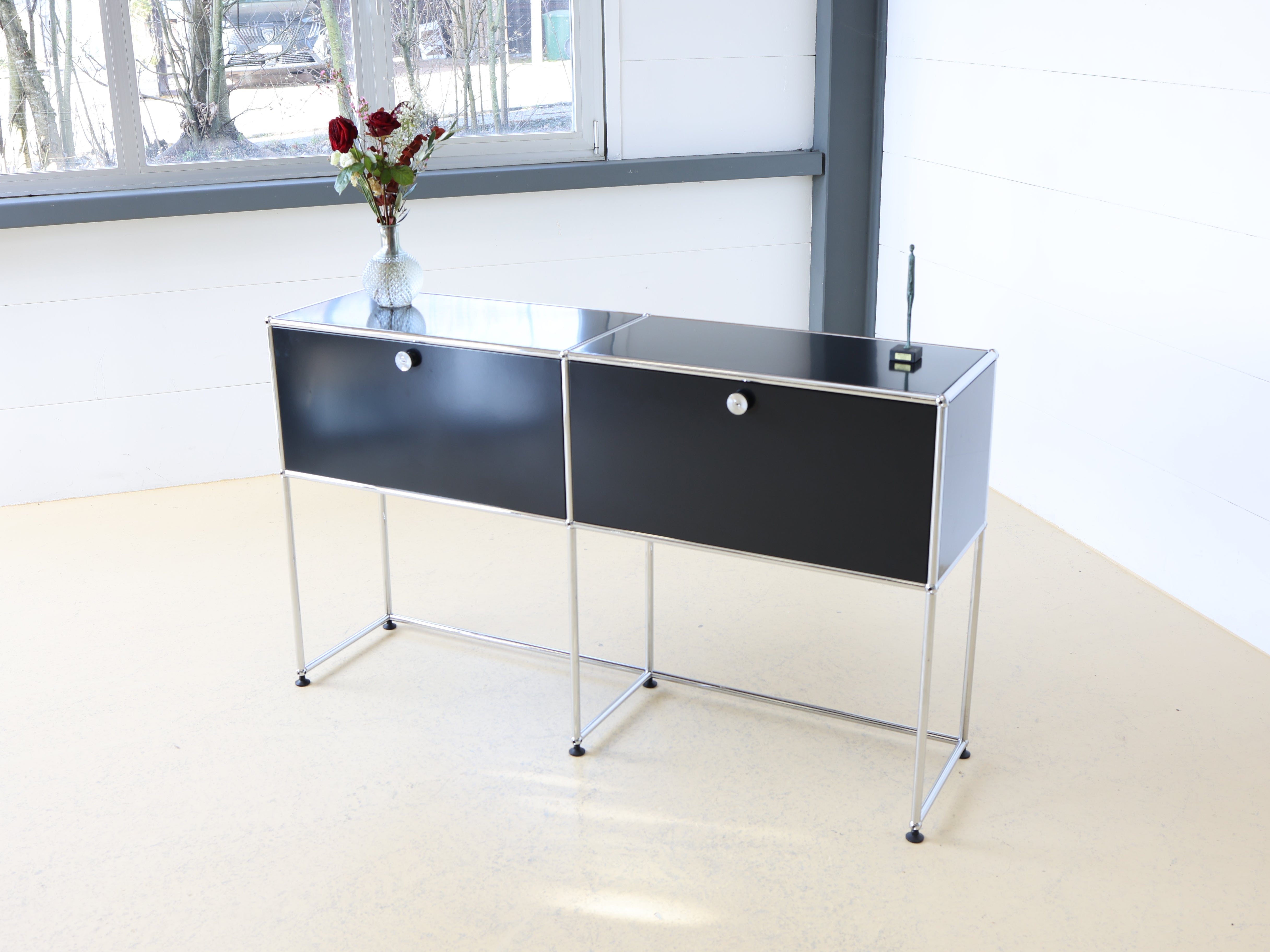 USM Haller Sideboard in Graphitschwarz mit zwei Fächern und Klapptüren. Modularer Schweizer Designklassiker im Vintage-Zustand bei atelier TILIJA.