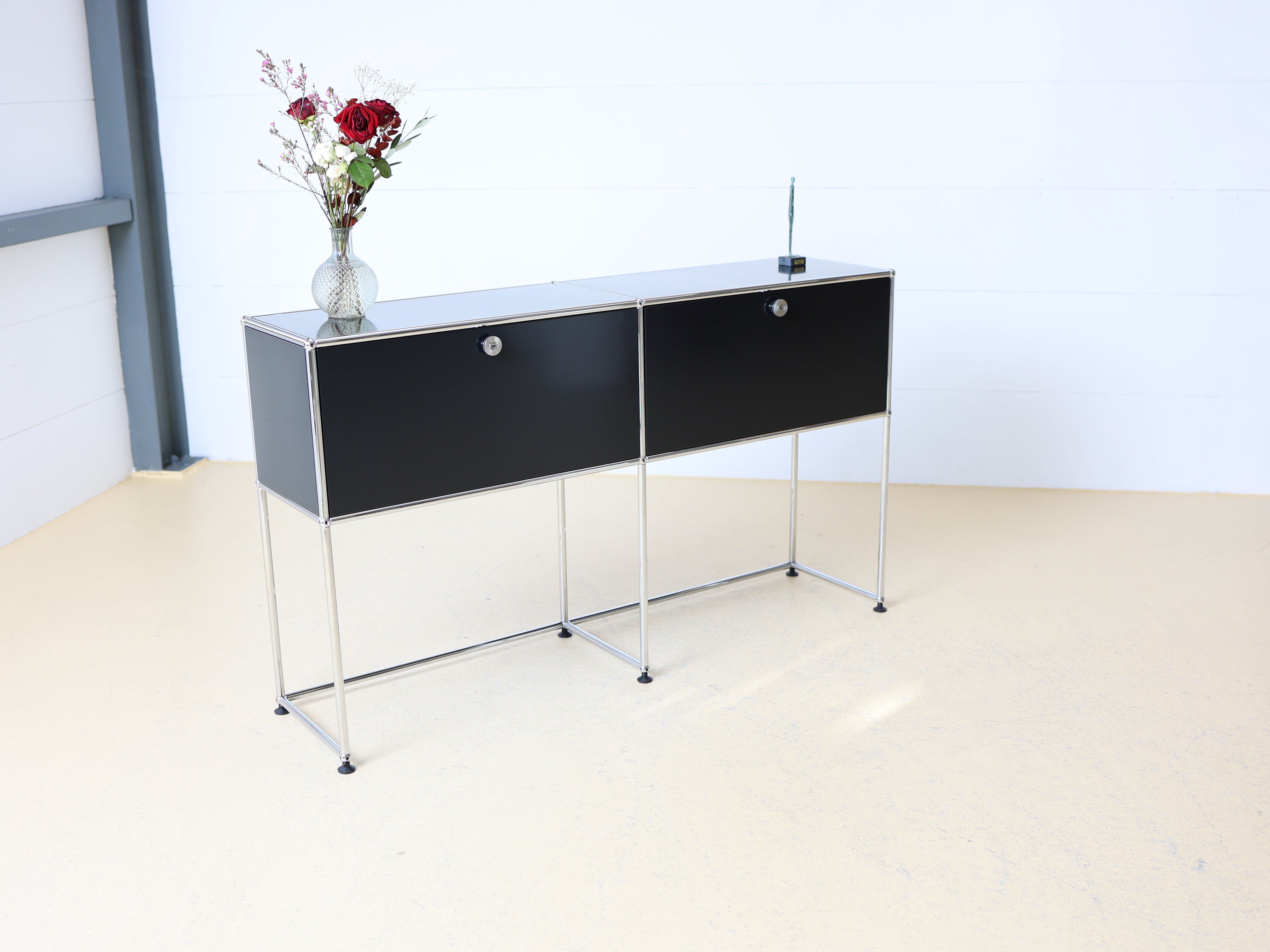 USM Haller Sideboard in Graphitschwarz mit zwei Fächern und Klapptüren. Modularer Schweizer Designklassiker im Vintage-Zustand bei atelier TILIJA.