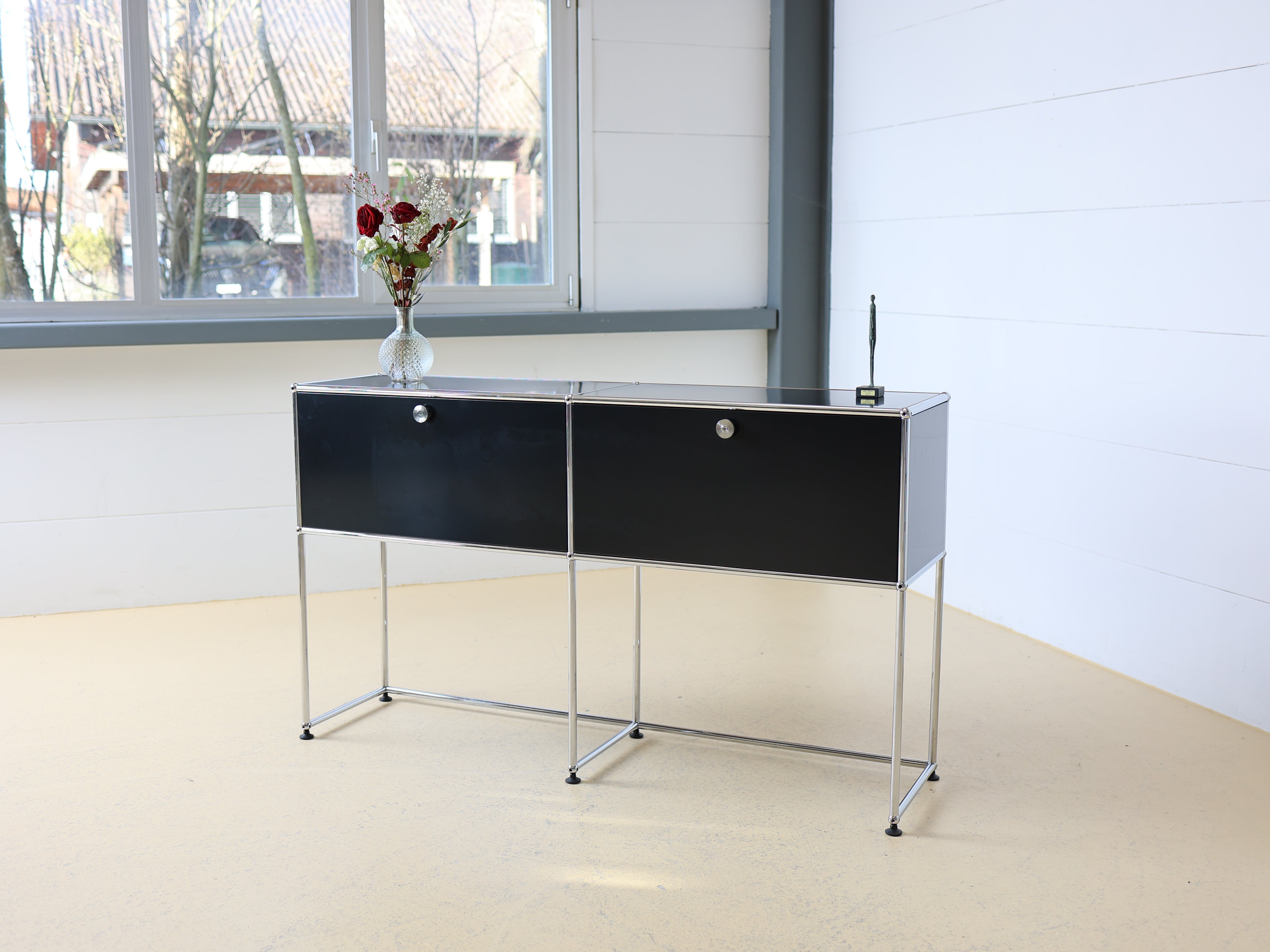 USM Haller Sideboard in Graphitschwarz mit zwei Fächern und Klapptüren. Modularer Schweizer Designklassiker im Vintage-Zustand bei atelier TILIJA.